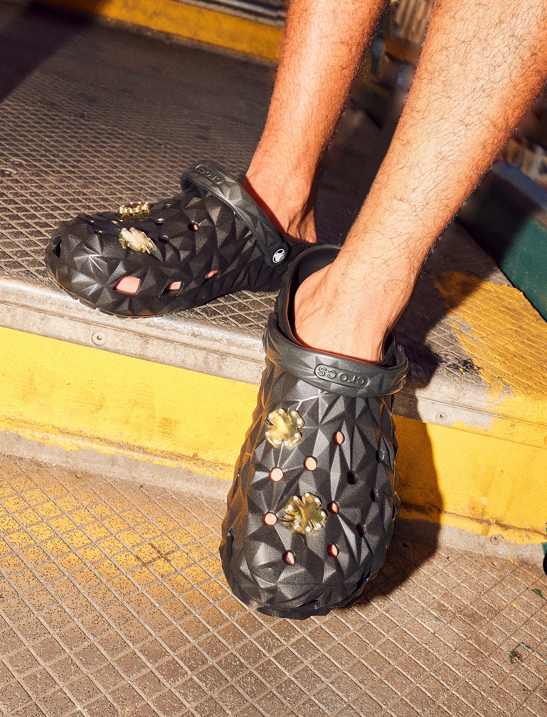 Crocs Classic Geometric Clog - כפכפי קלוג קרוקס בעיצוב צורות גיאומטריות בצבע שחור