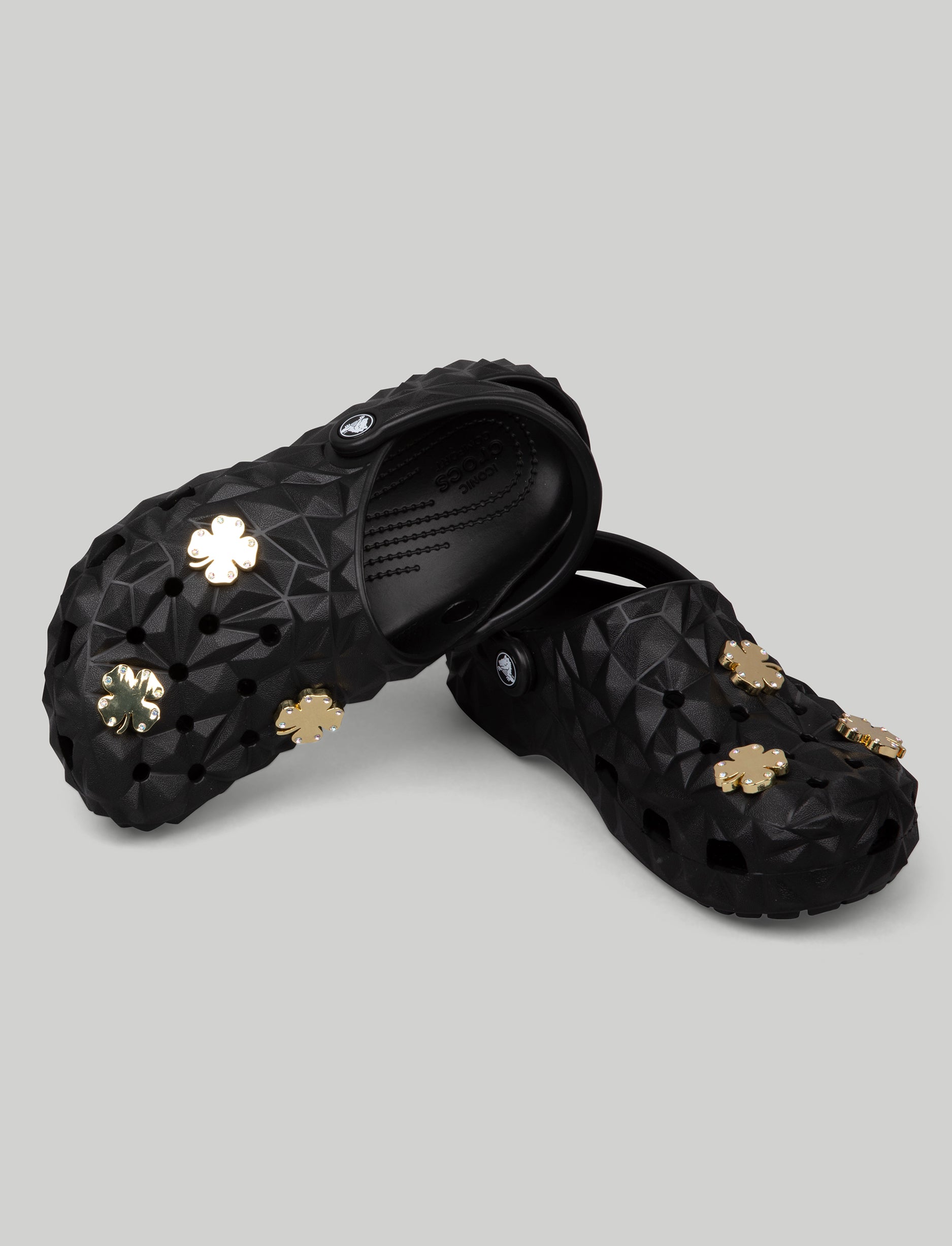 Crocs Classic Geometric Clog - כפכפי קלוג קרוקס בעיצוב צורות גיאומטריות בצבע שחור