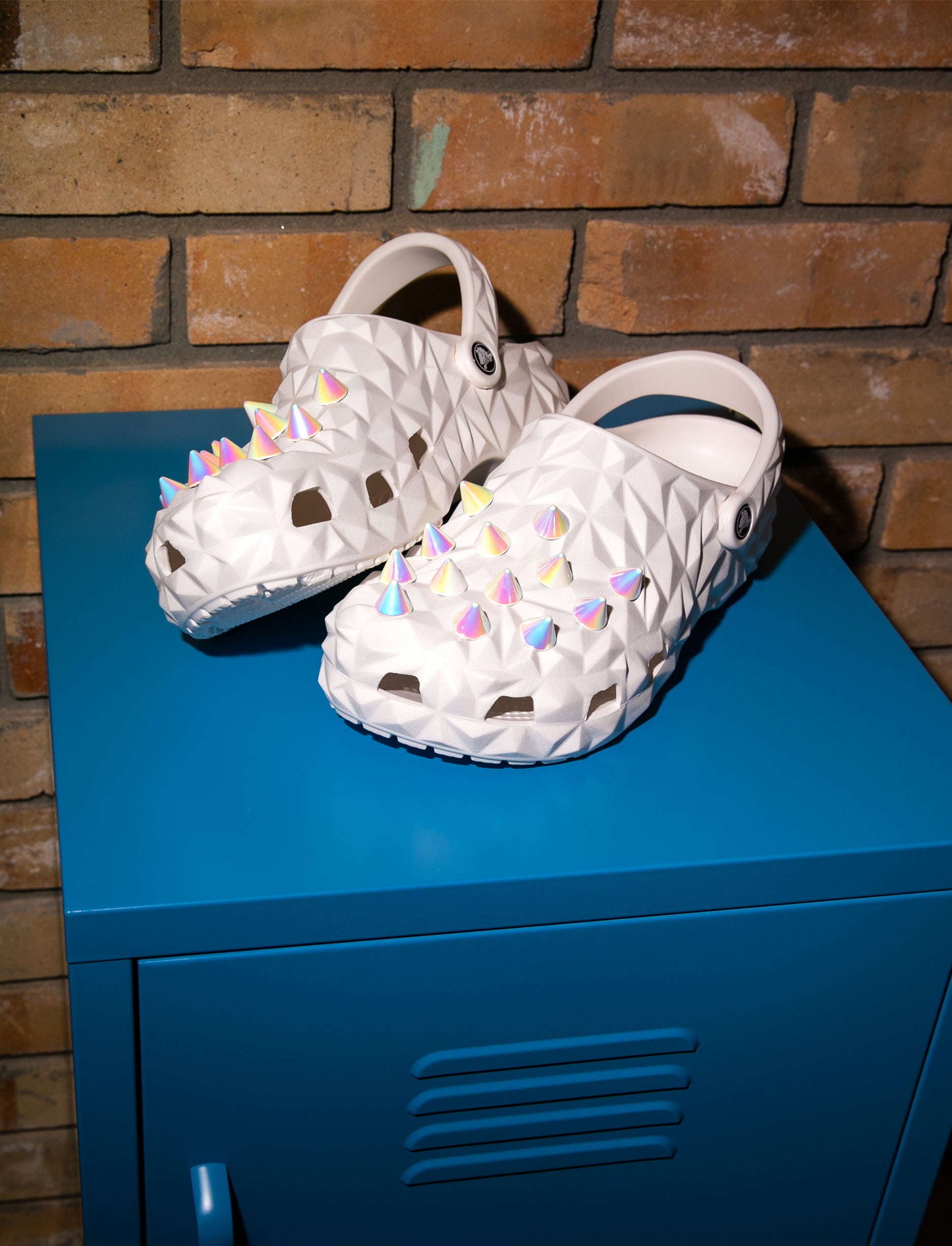 Crocs Classic Geometric Clog - כפכפי קלוג קרוקס בעיצוב צורות גיאומטריות בצבע לבן