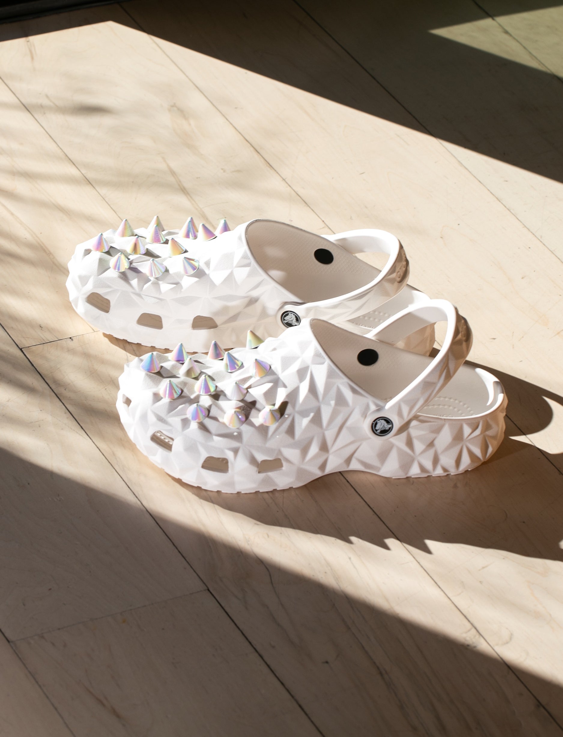 Crocs Classic Geometric Clog - כפכפי קלוג קרוקס בעיצוב צורות גיאומטריות בצבע לבן