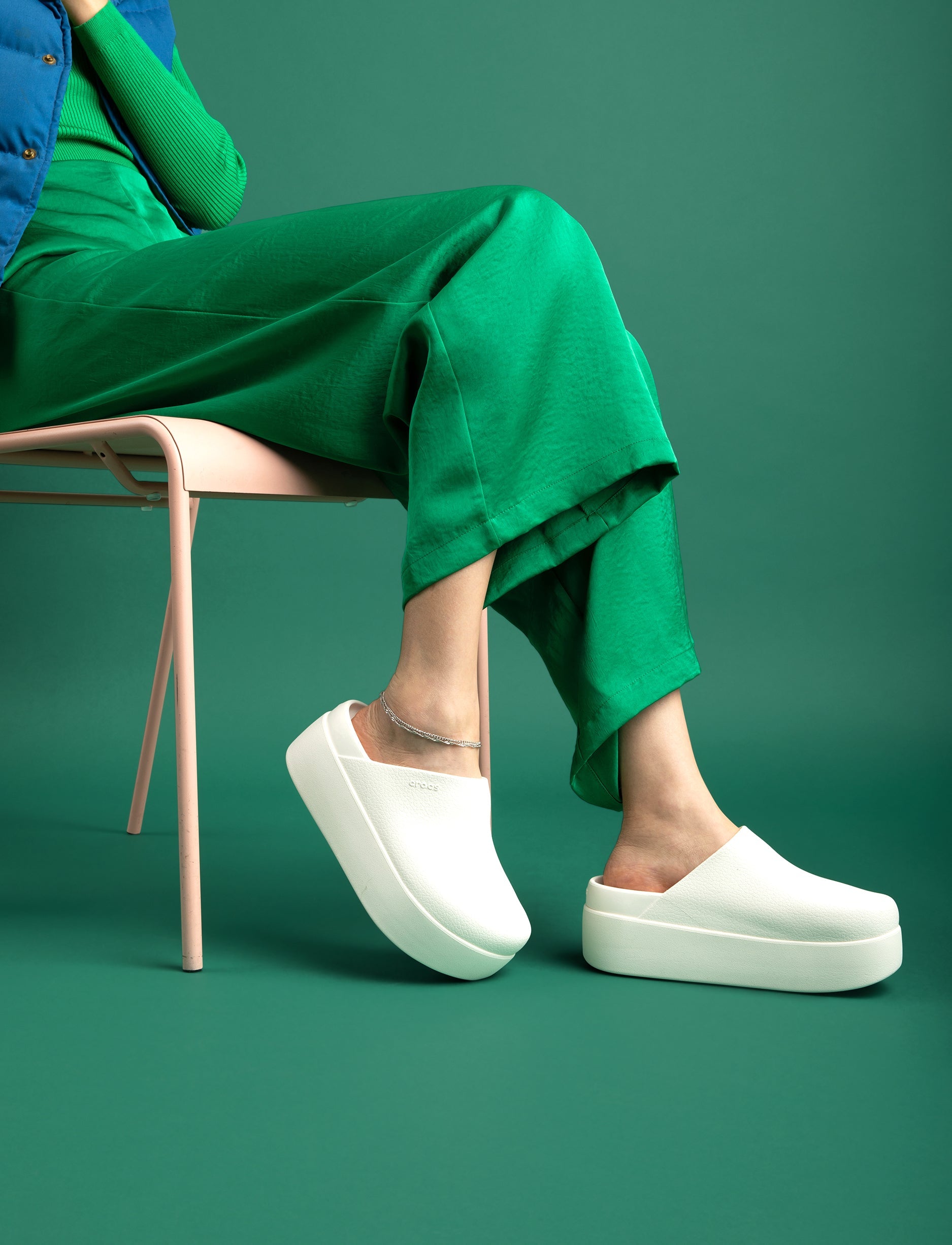 Crocs Dylan Platform Clog - כפכפי קרוקס דילן פלטפורמה לנשים בצבע לבן גיר