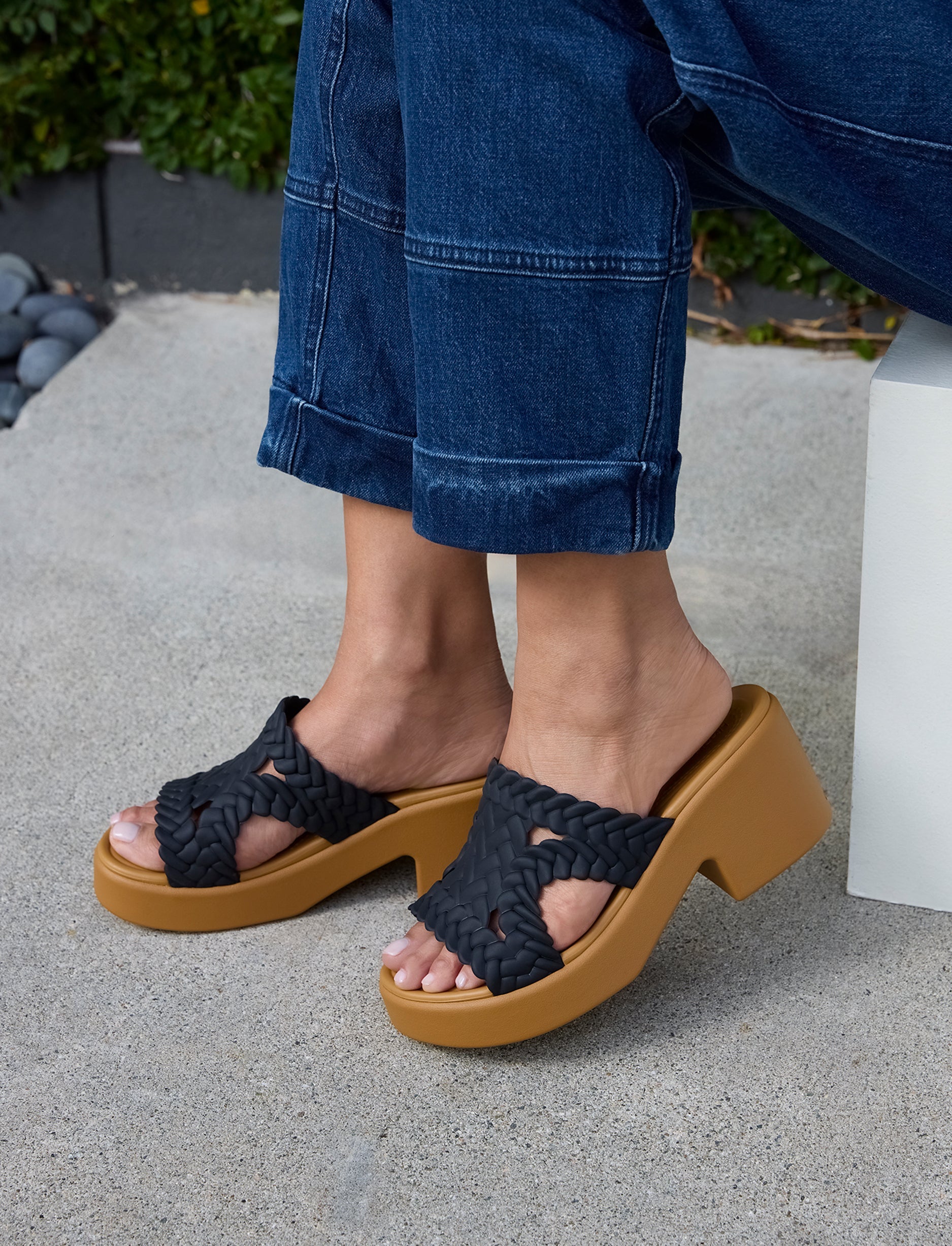 Crocs Brooklyn Woven Slide Heel - כפכפי עקב קרוקס ברוקלין לנשים בצבע שחור