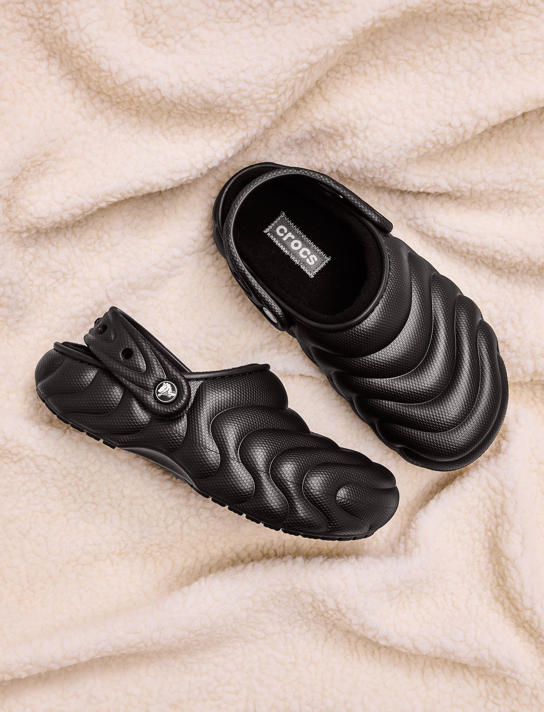 Crocs Classic Lined Overpuff Clog - כפכפים פרוותיים קרוקס בצבע שחור