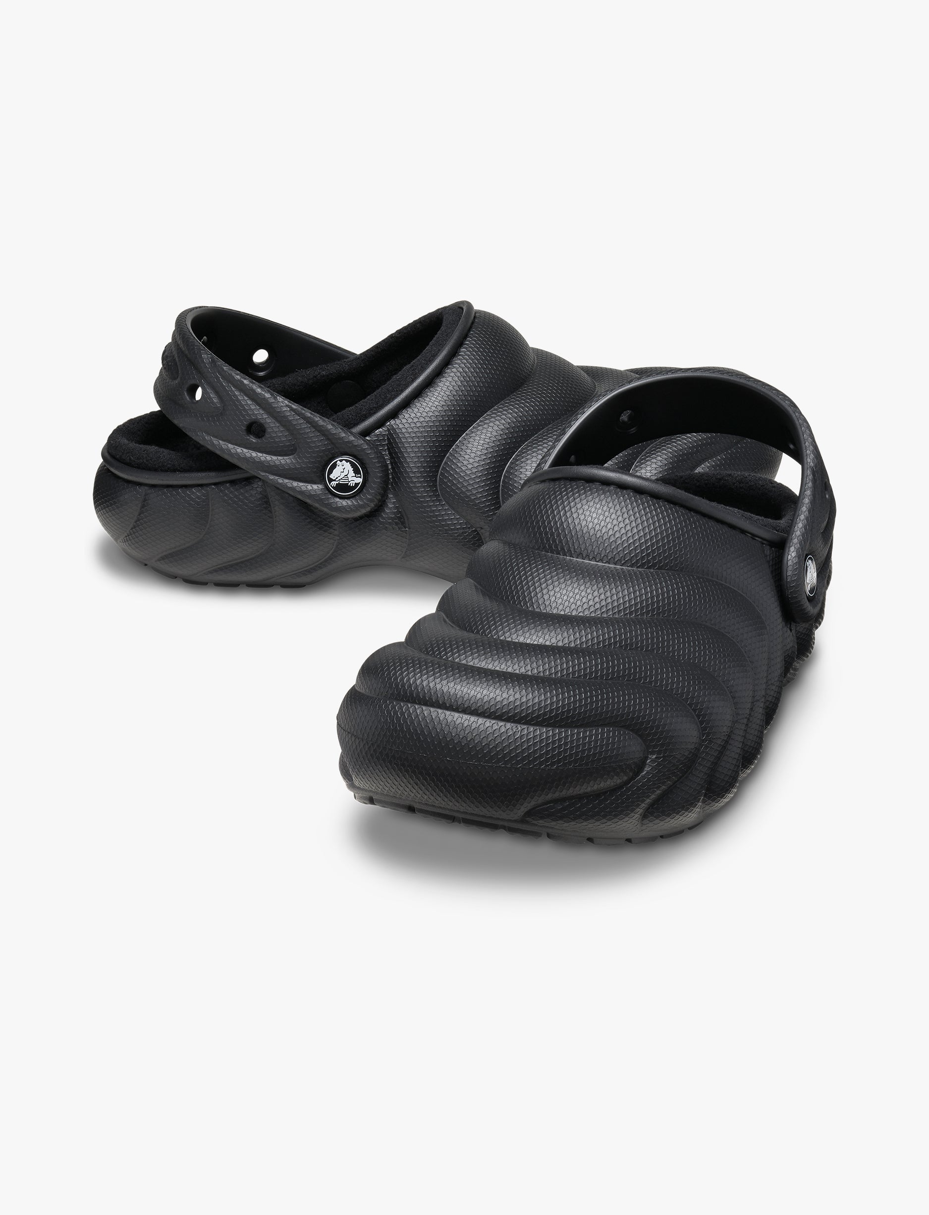 Crocs Classic Lined Overpuff Clog - כפכפים פרוותיים קרוקס בצבע שחור