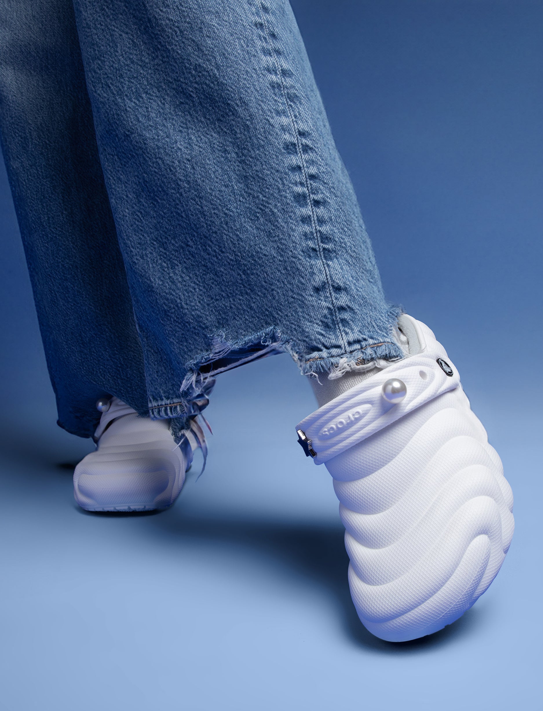 Crocs Classic Lined Overpuff Clog - כפכפים פרוותיים קרוקס בצבע לבן