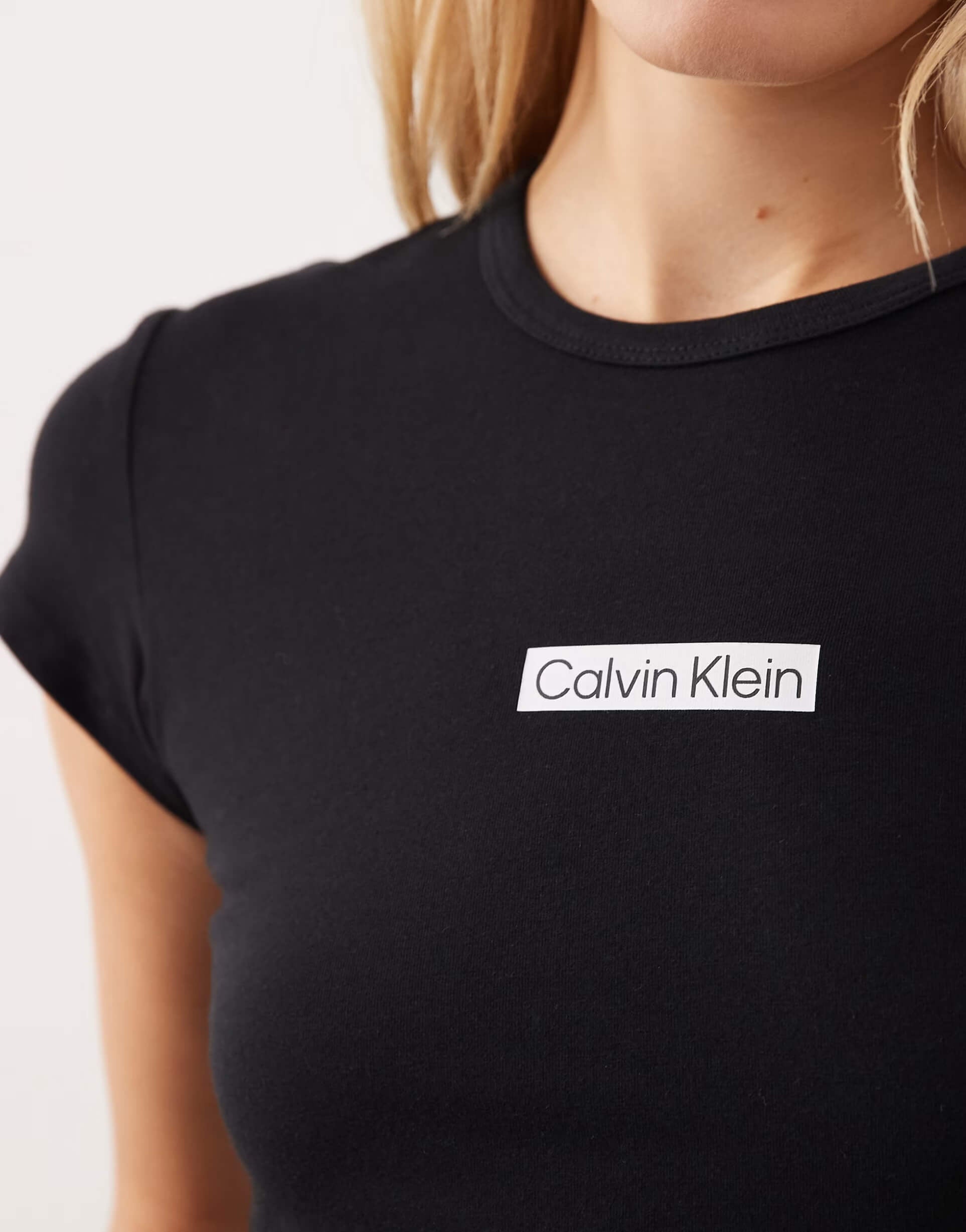 חולצת טישירט קצרה קלווין קליין Placed Institutional נשים
