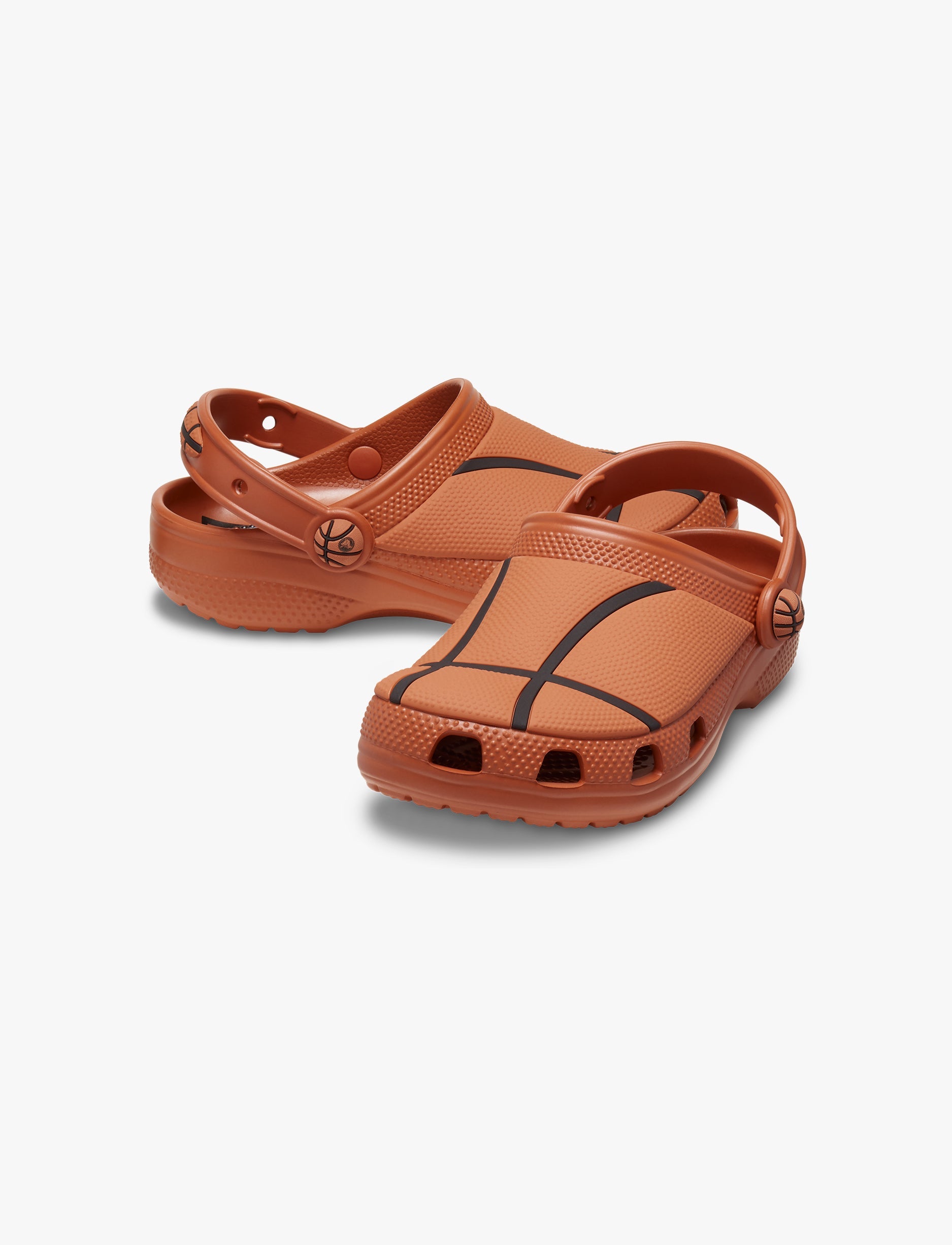 Crocs Classic Basketball Clog K - כפכפי קרוקס קלוג לילדים בצבע כתום גזר בהדפס כדור סל