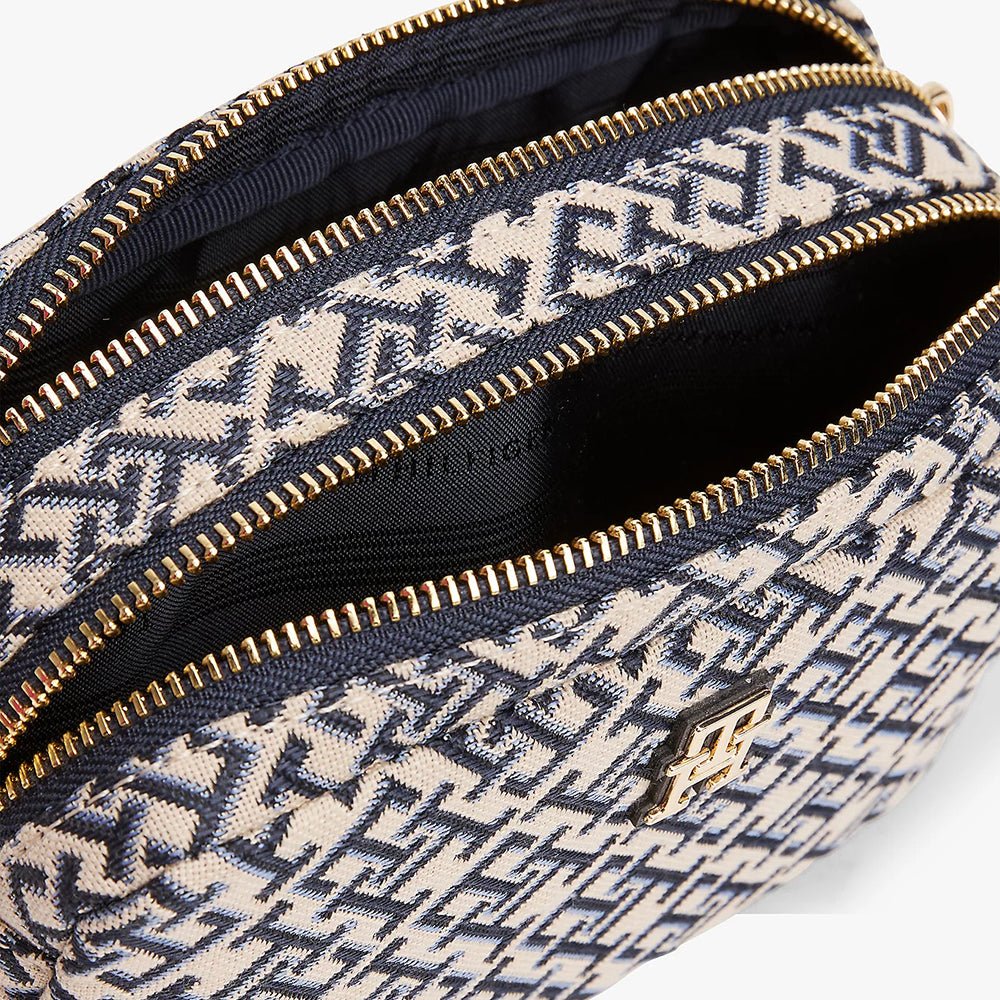 תיק טומי הילפיגר TH Monogram Jacquard Camera נשים