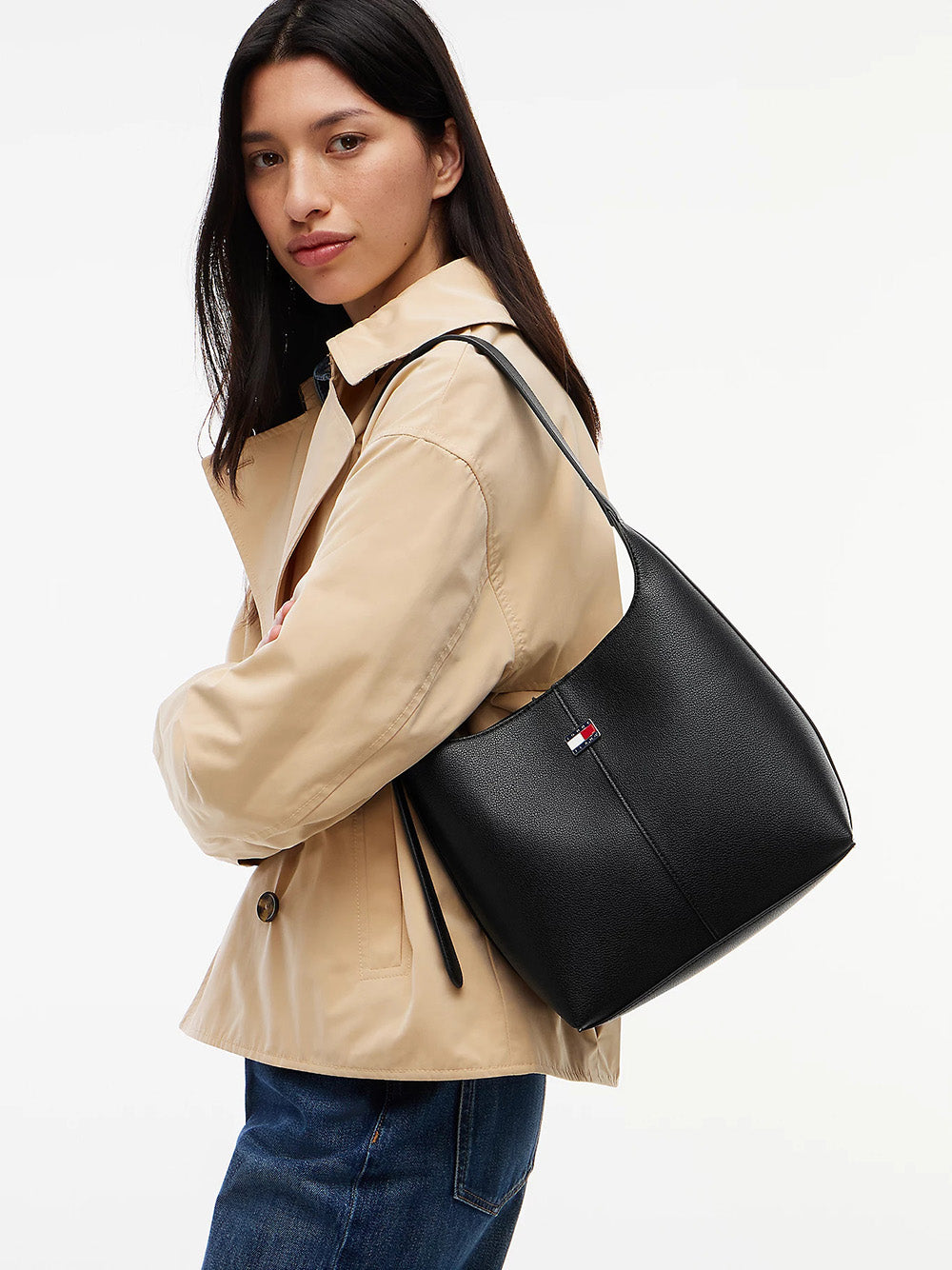 תיק טומי הילפיגר City Logo Plaque Hobo נשים