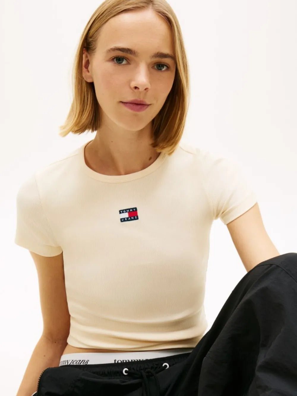 חולצת טישירט קצרה טומי הילפיגר Badge Ribbed Slim נשים