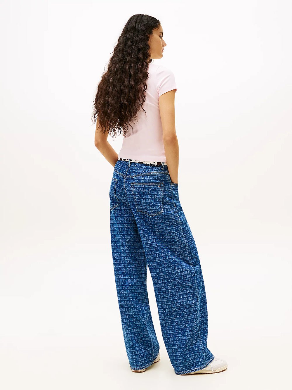 חולצת טישירט קצרה טומי הילפיגר Slim Badge Rib נשים