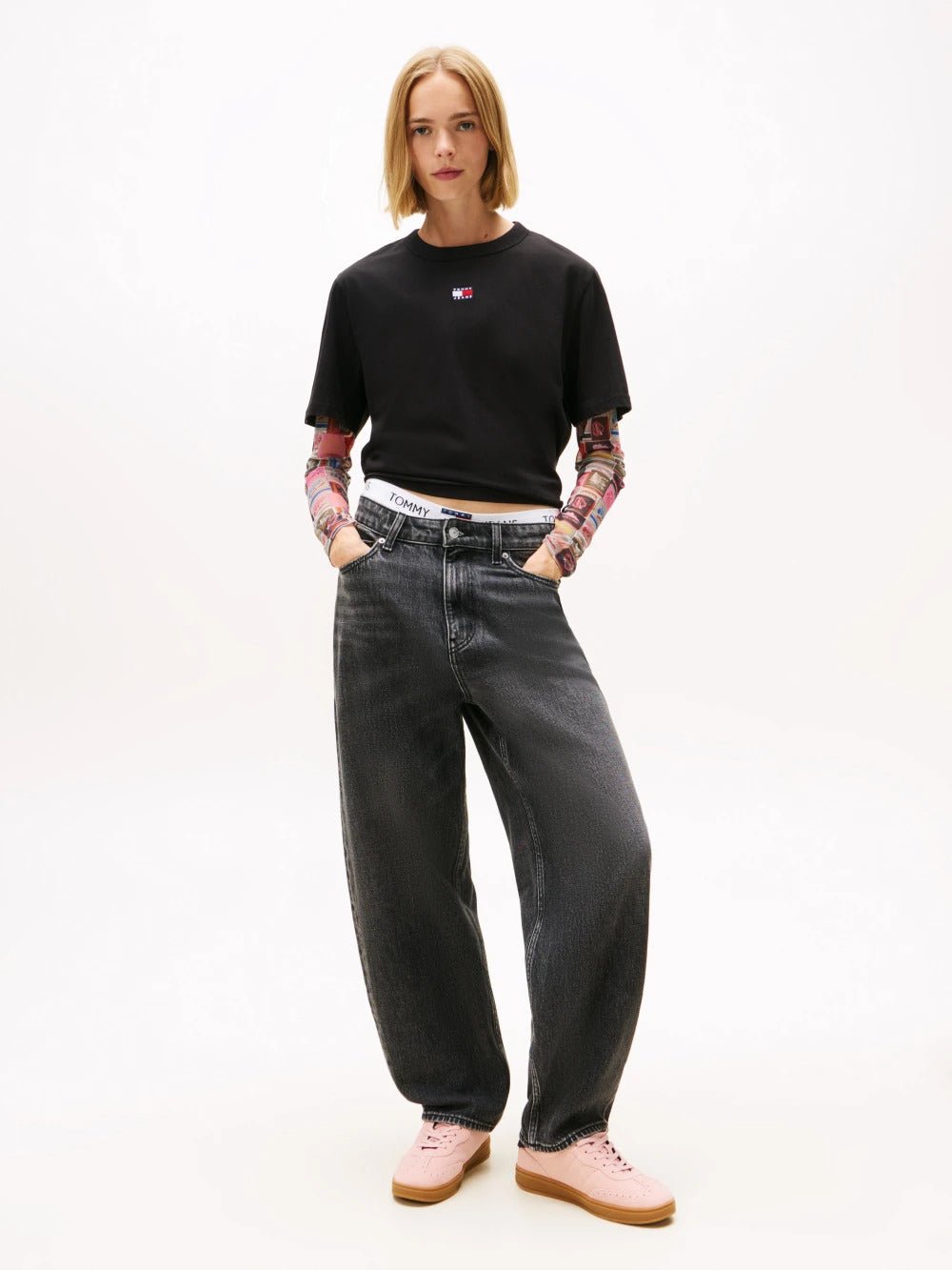 חולצת טישירט קצרה טומי הילפיגר Boxy Badge Tee נשים