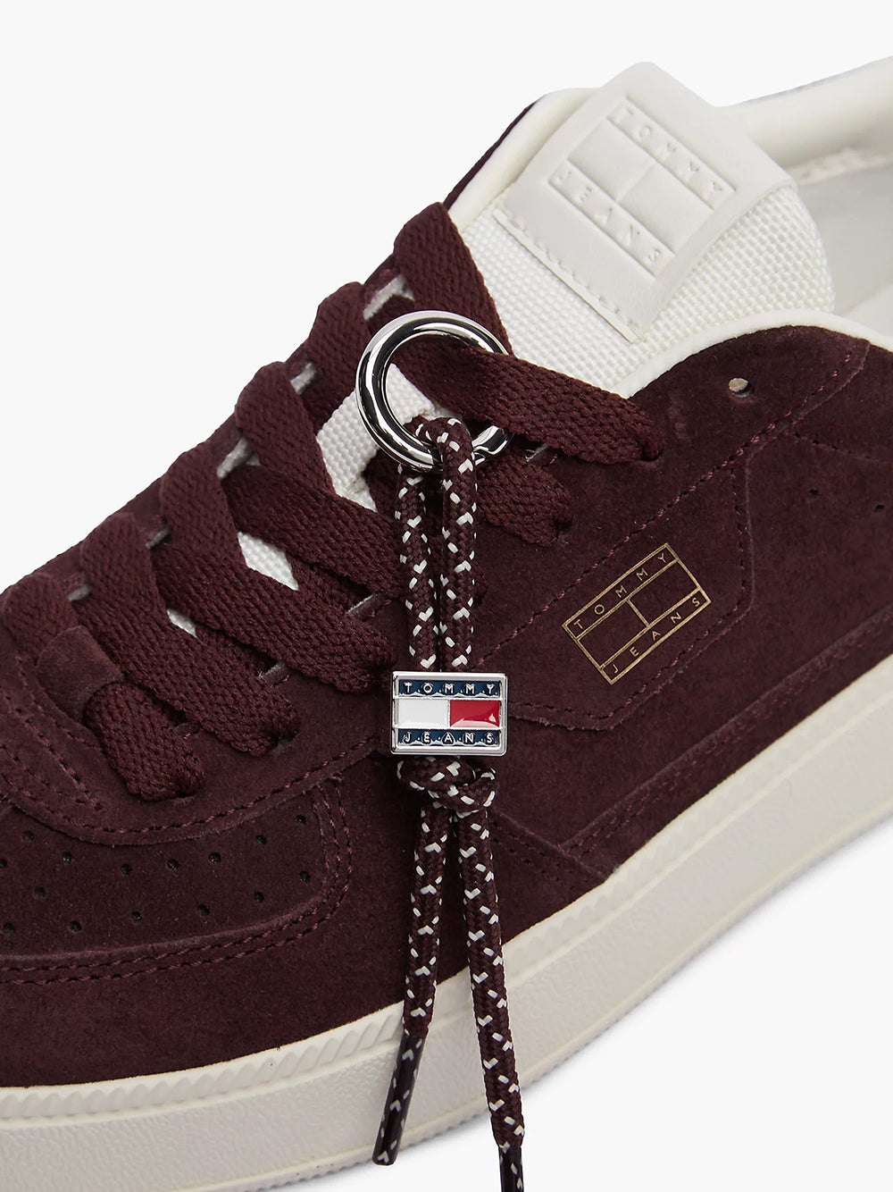 נעלי טומי הילפיגר The Greenwich Suede Logo Charm Trainers נשים
