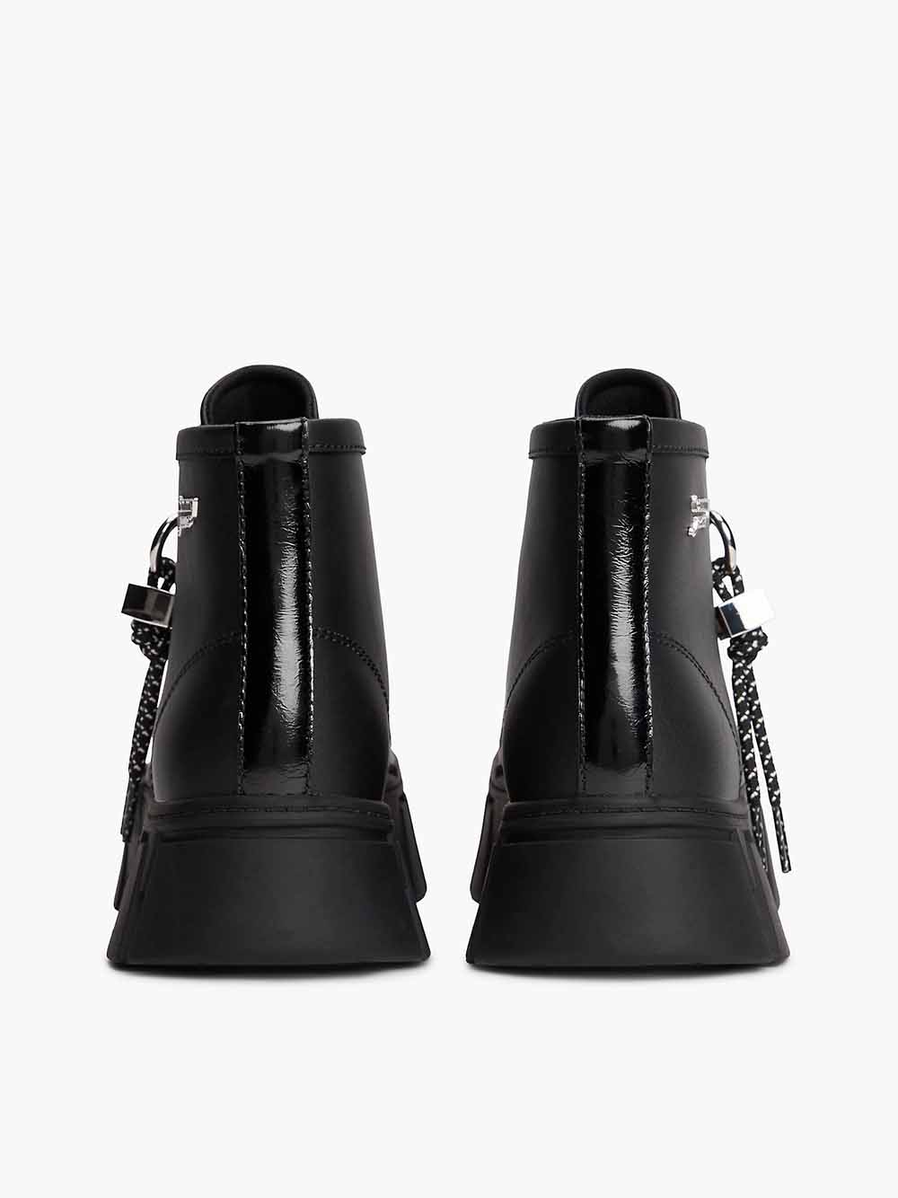 מגפי טומי הילפיגר Logo Charm Platform Trainers With Leather נשים