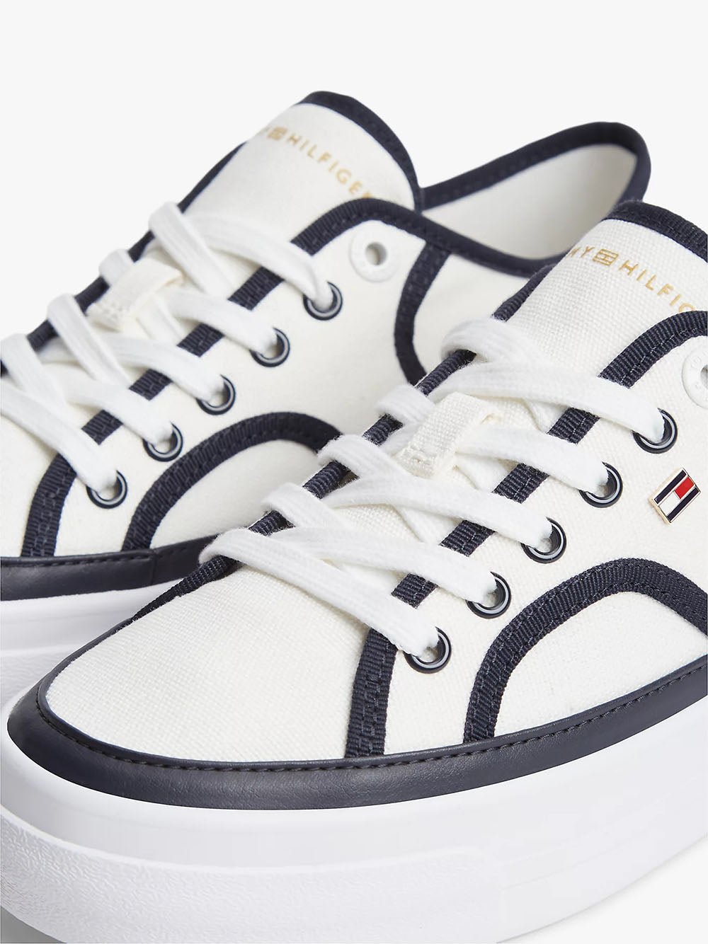 נעלי טומי הילפיגר Contrast Piping Canvas Platform Trainers נשים