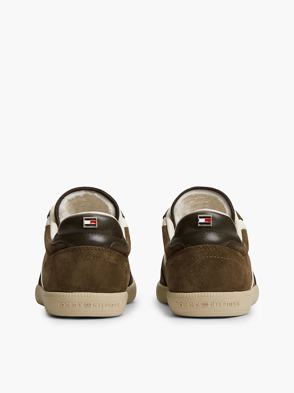נעלי טומי הילפיגר Tribeca Suede Mixed Texture Enamel Flag Trainers נשים
