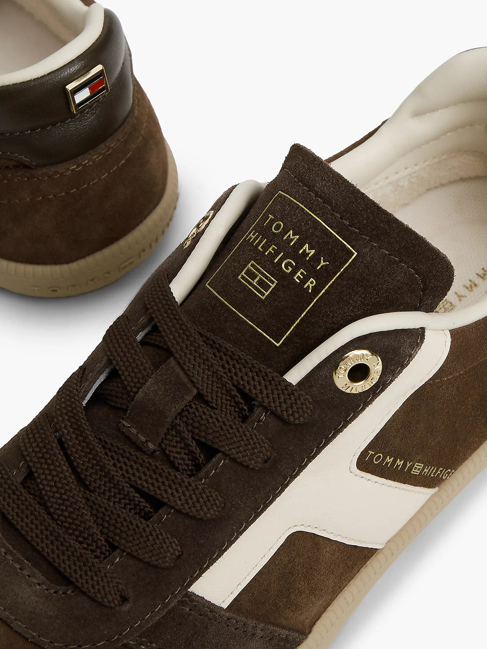 נעלי טומי הילפיגר Tribeca Suede Mixed Texture Enamel Flag Trainers נשים