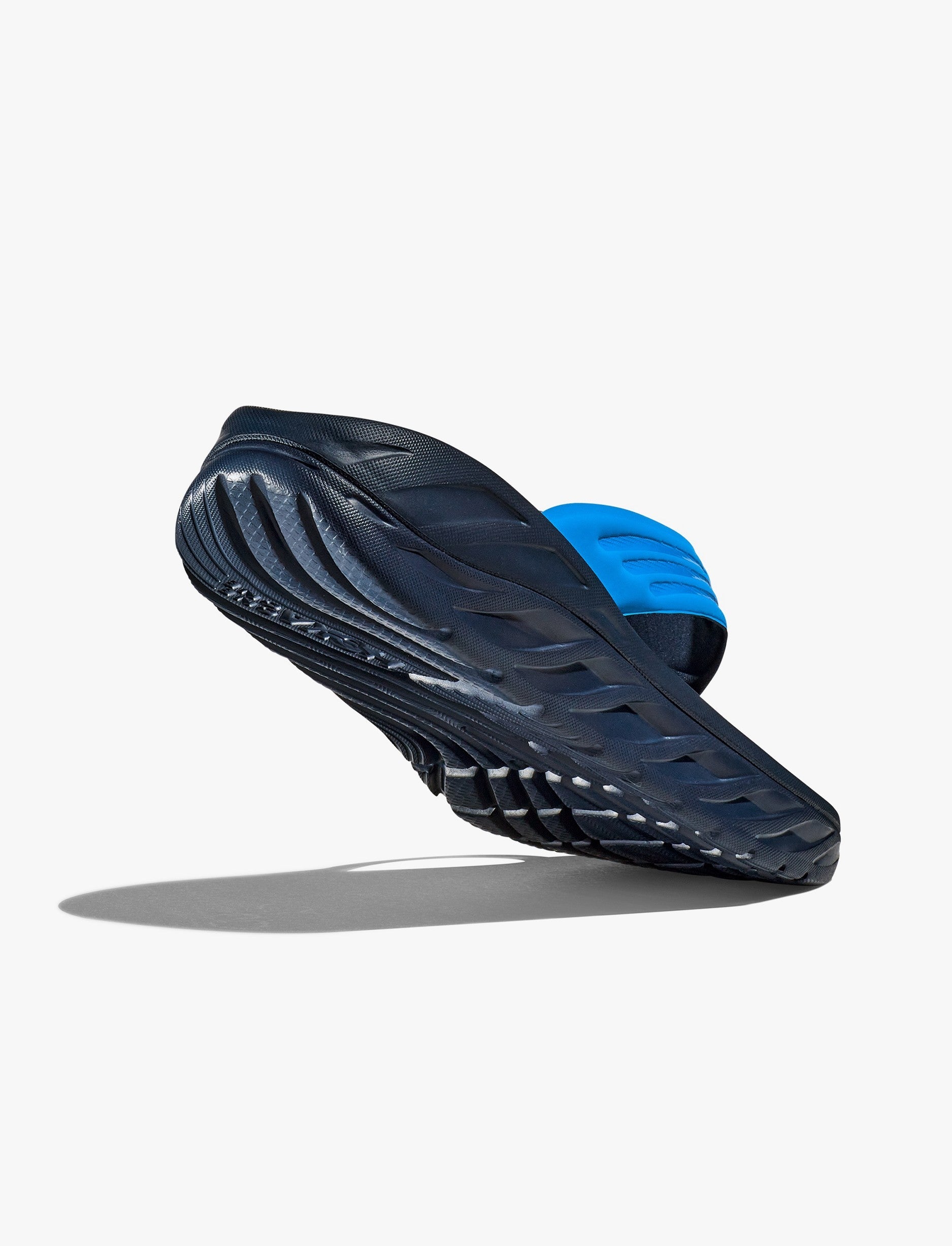 Hoka Ora Recovery Flip - כפכפים לגבר הוקה אורה בצבע כחול דיוה/כחול חלל