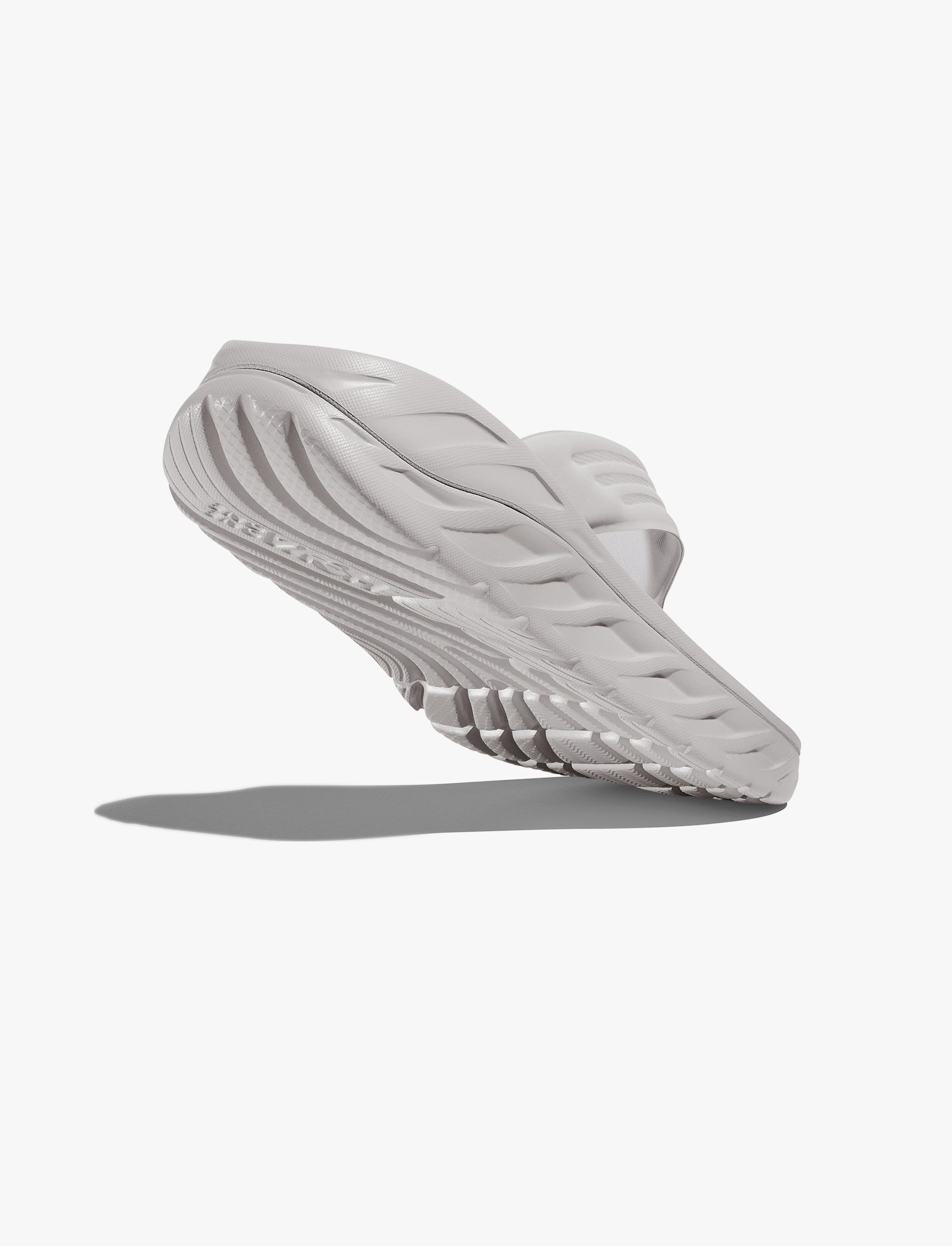 Hoka Ora Recovery Flip - כפכפי התאוששות אורה הוקה איכותיים בצבע אפור/לבן לגברים