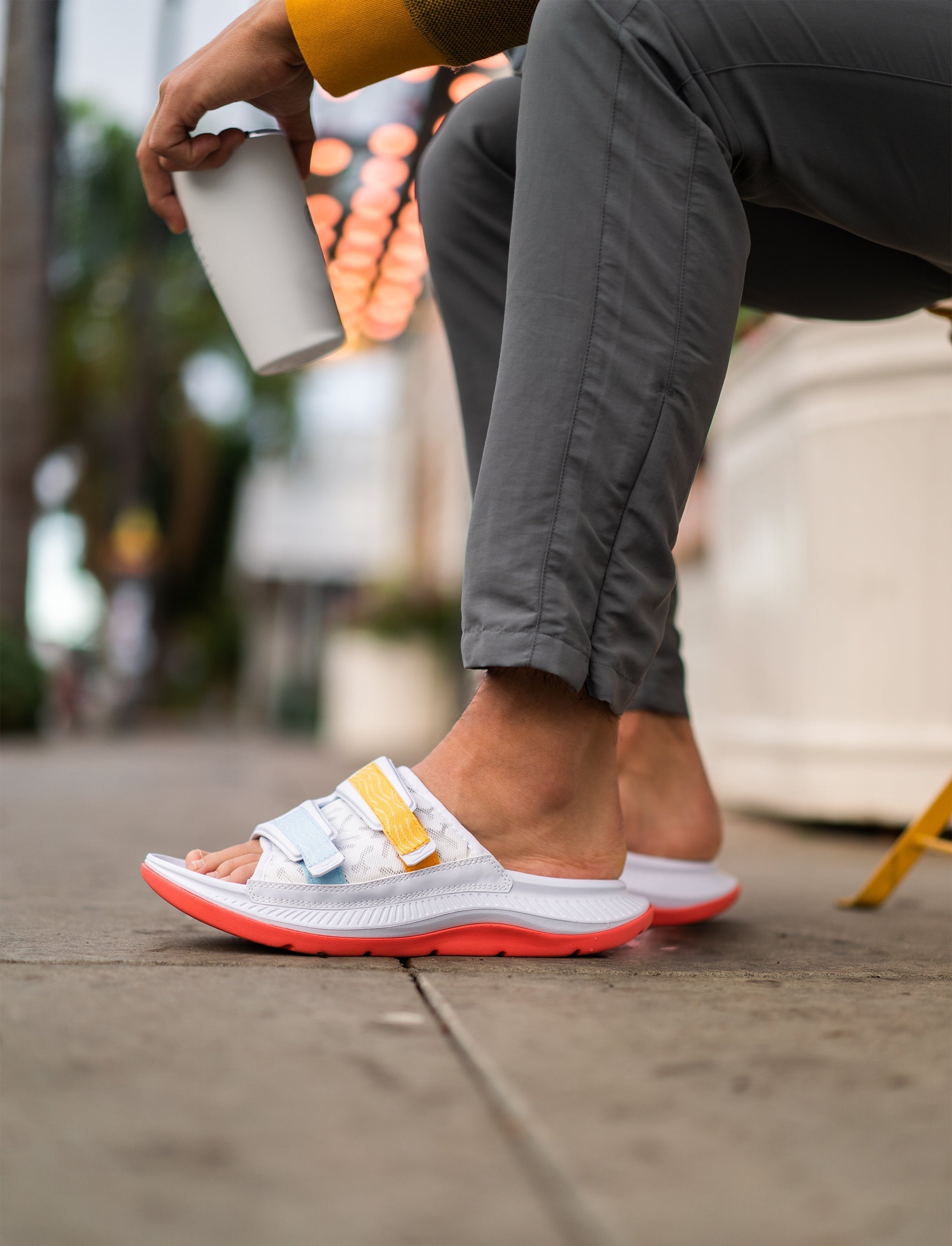 HOKA ORA LUXE U - כפכפי אורה לוקס הוקה בצבע לבן/כתום/תכלת