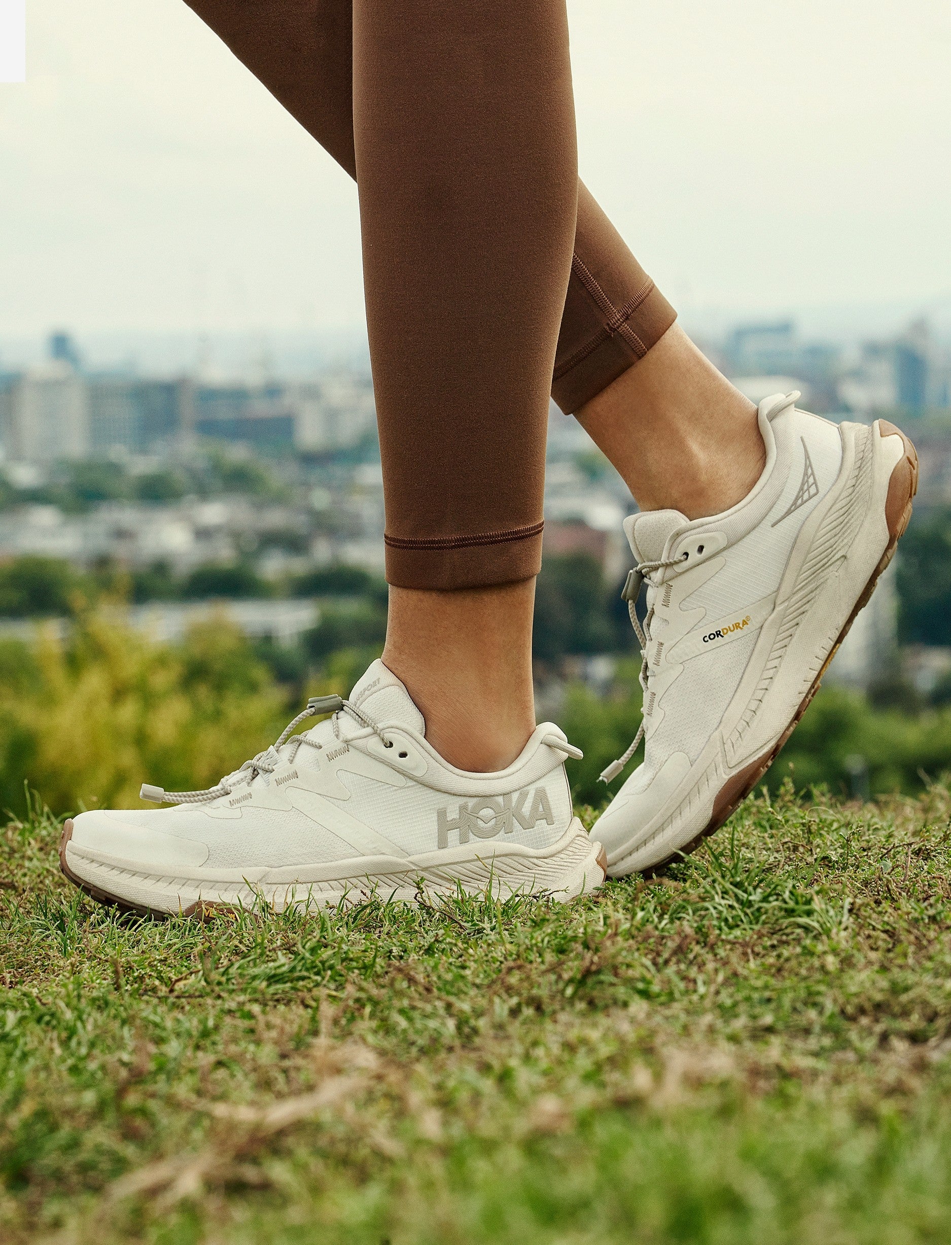 Hoka Transport - נעלי הליכה נשים הוקה טרנספורט בצבע לבן צהבהב/לבן צהבהב