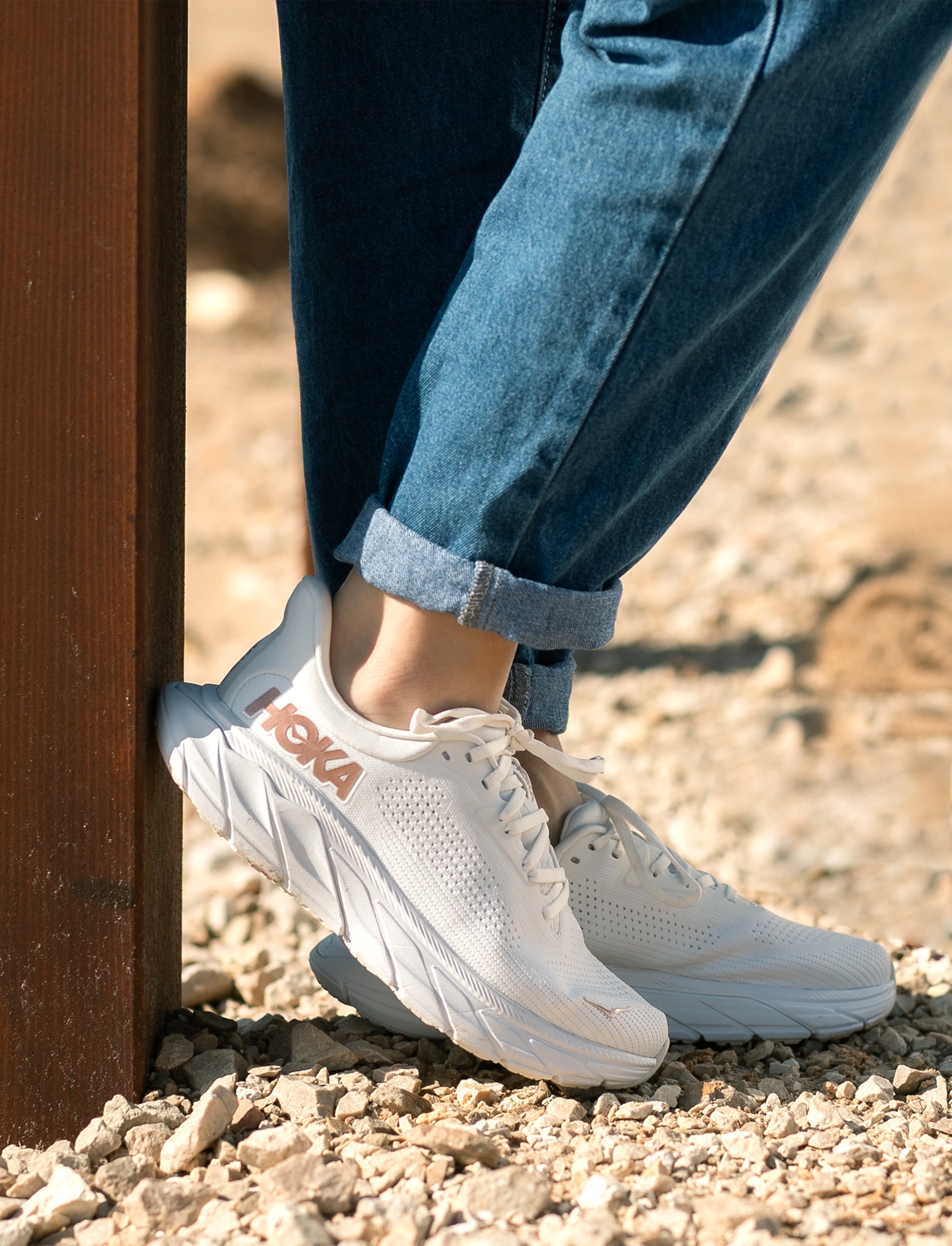 HOKA Arahi 7 - נעלי ספורט נשים הוקה ארהי 7 בצבע לבן/רוז גולד