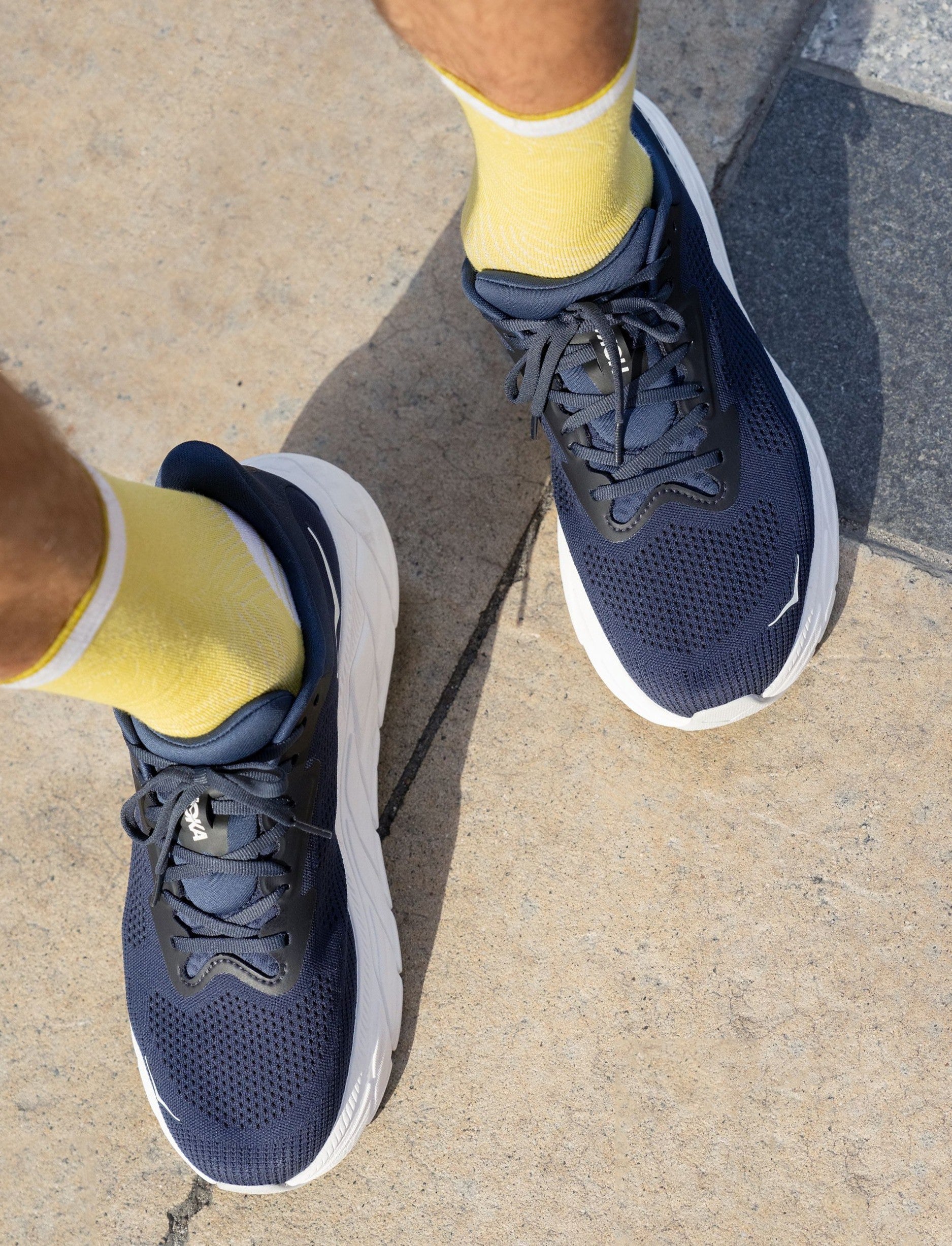 HOKA Arahi Wide 7 - נעלי ספורט גברים הוקה ארהי 7 רחבות בצבע כחול/לבן