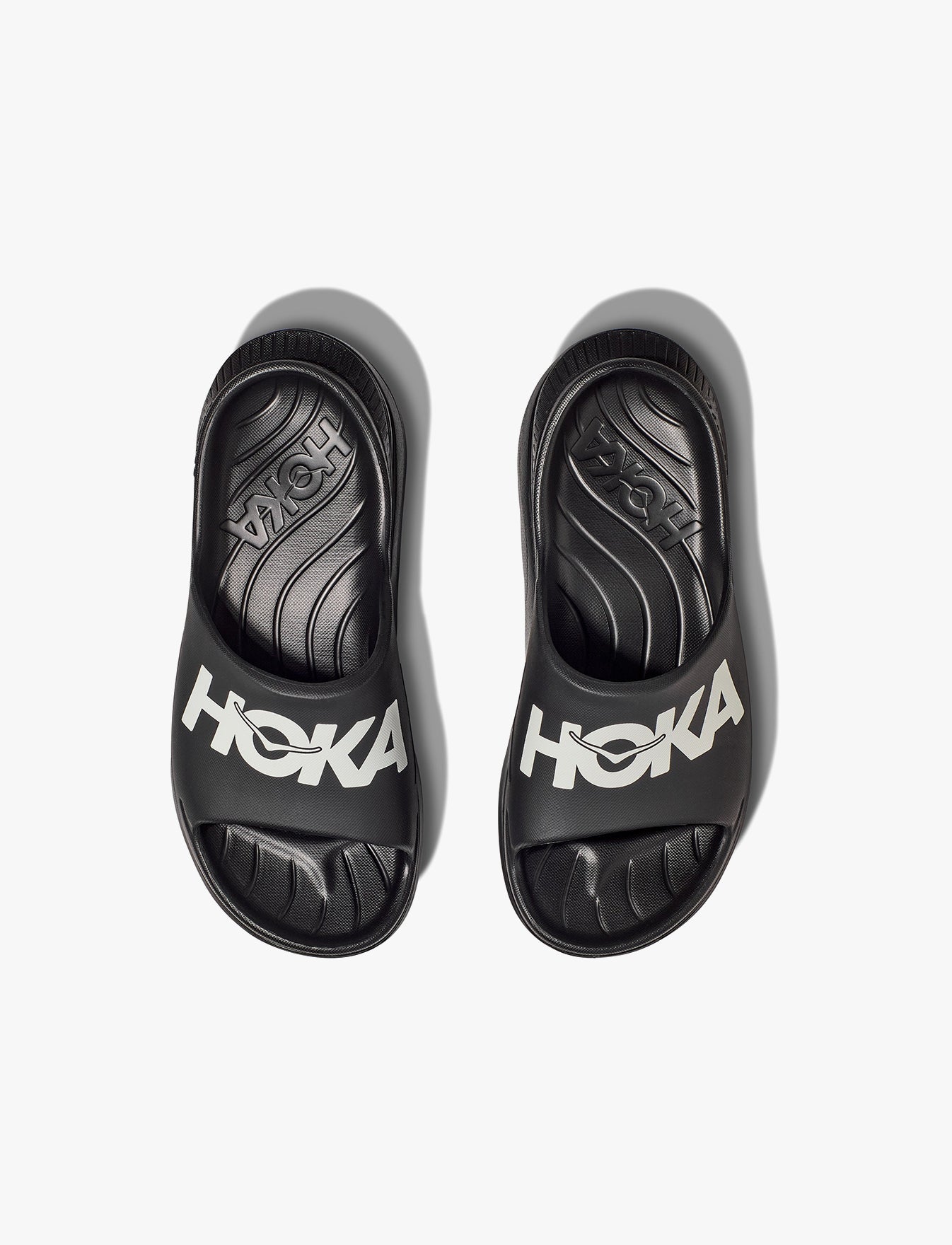 HOKA ORA ATHLETIC SLIDE - כפכפי אורה אתלטיקס סלייד בצבע שחור/לבן