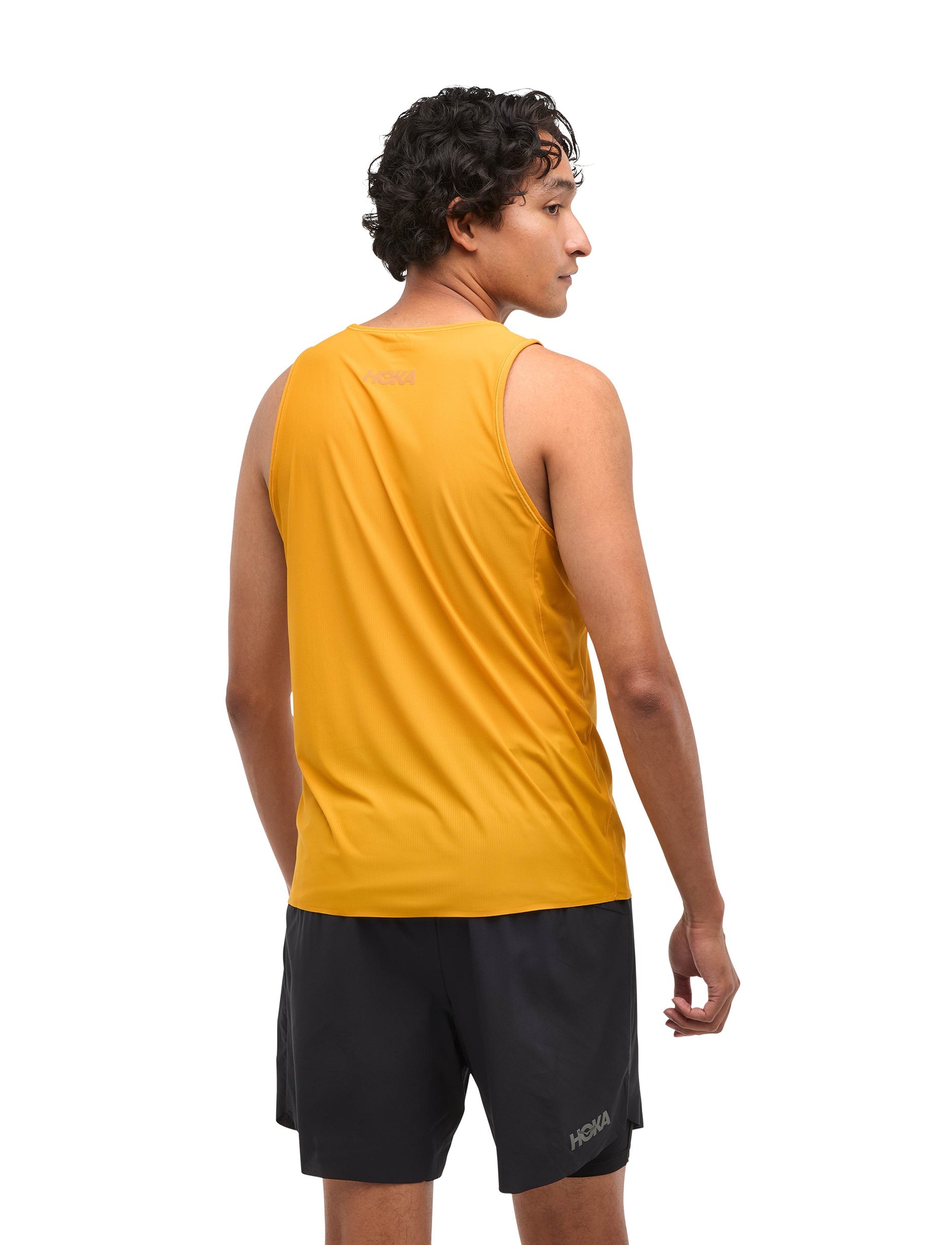 M AIROLITE RUN TANK - גופיית ריצה אירולייט לגברים בצבע צהוב ורסיטי