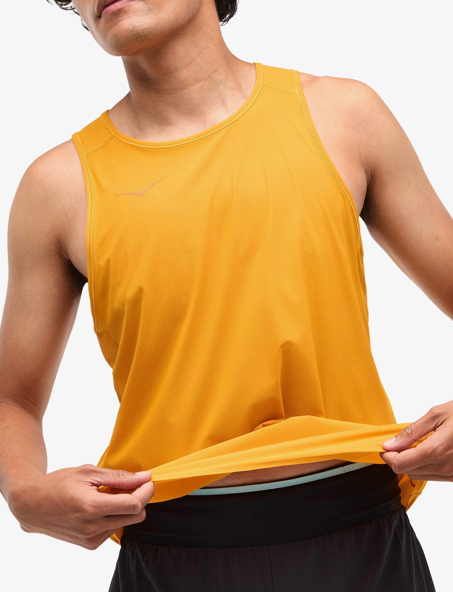 M AIROLITE RUN TANK - גופיית ריצה אירולייט לגברים בצבע צהוב ורסיטי