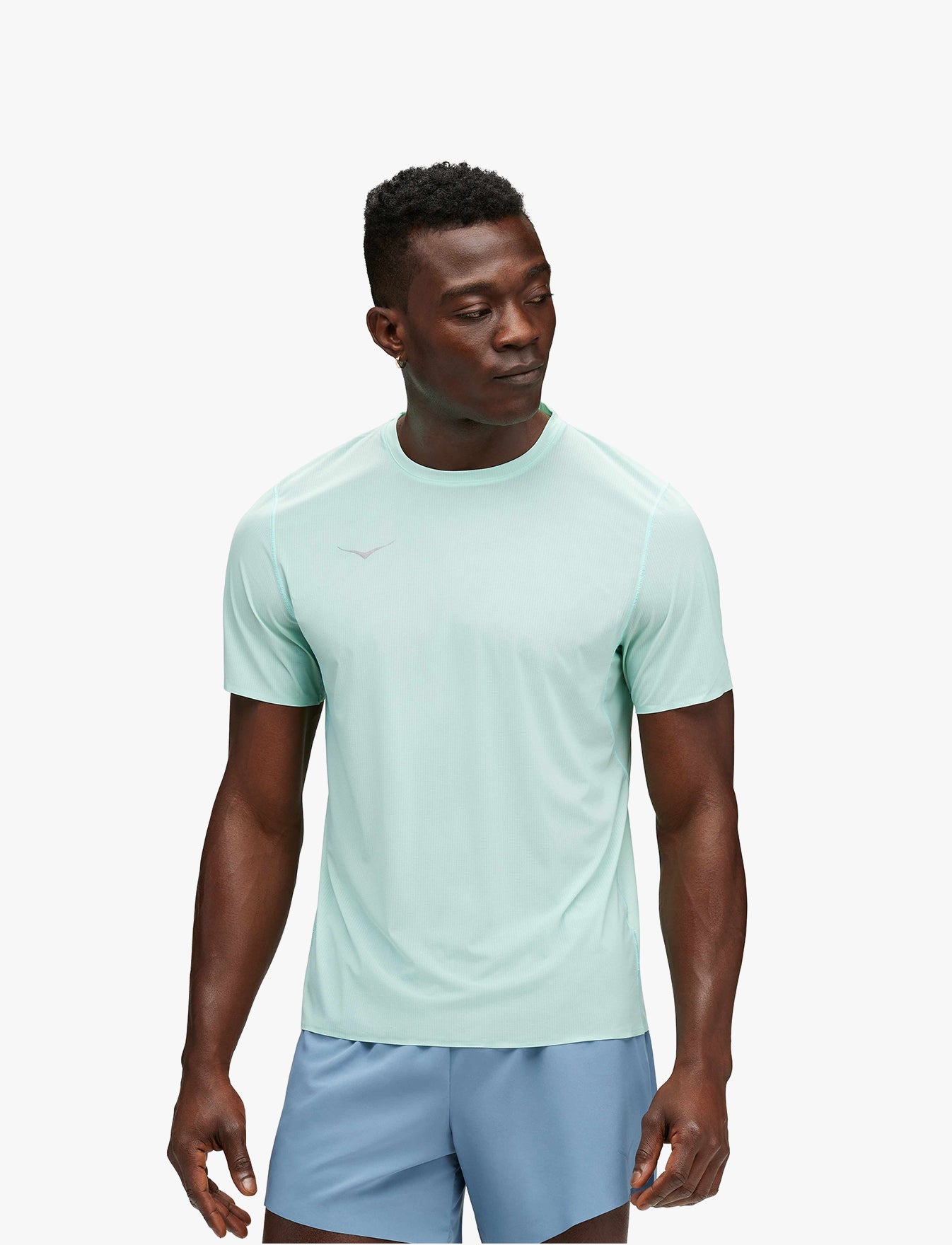 M AIROLITE RUN SHORT SLEEVE - חולצת ריצה לגברים טי אירולייט - שרוול קצר בצבע תכלת