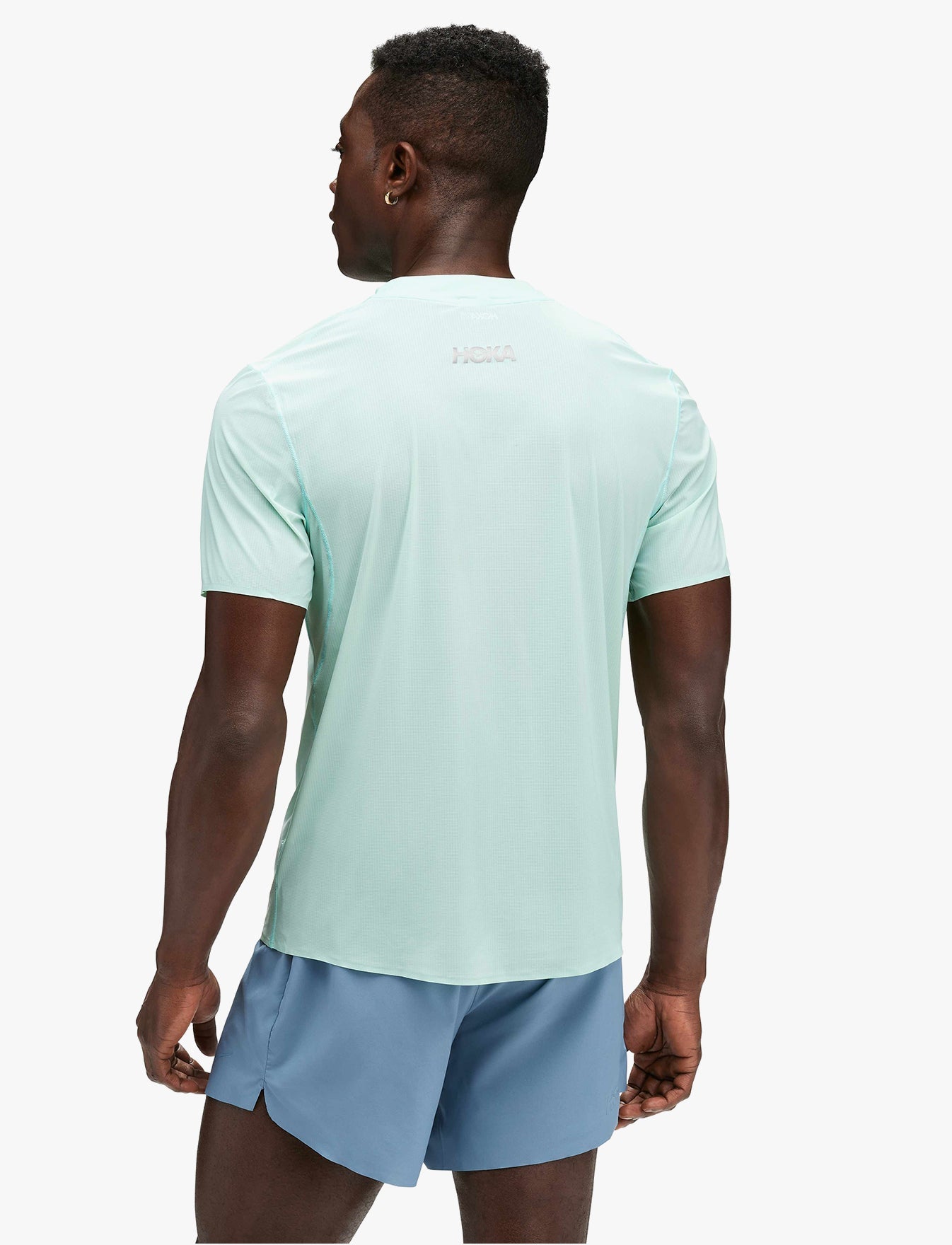 M AIROLITE RUN SHORT SLEEVE - חולצת ריצה לגברים טי אירולייט - שרוול קצר בצבע תכלת