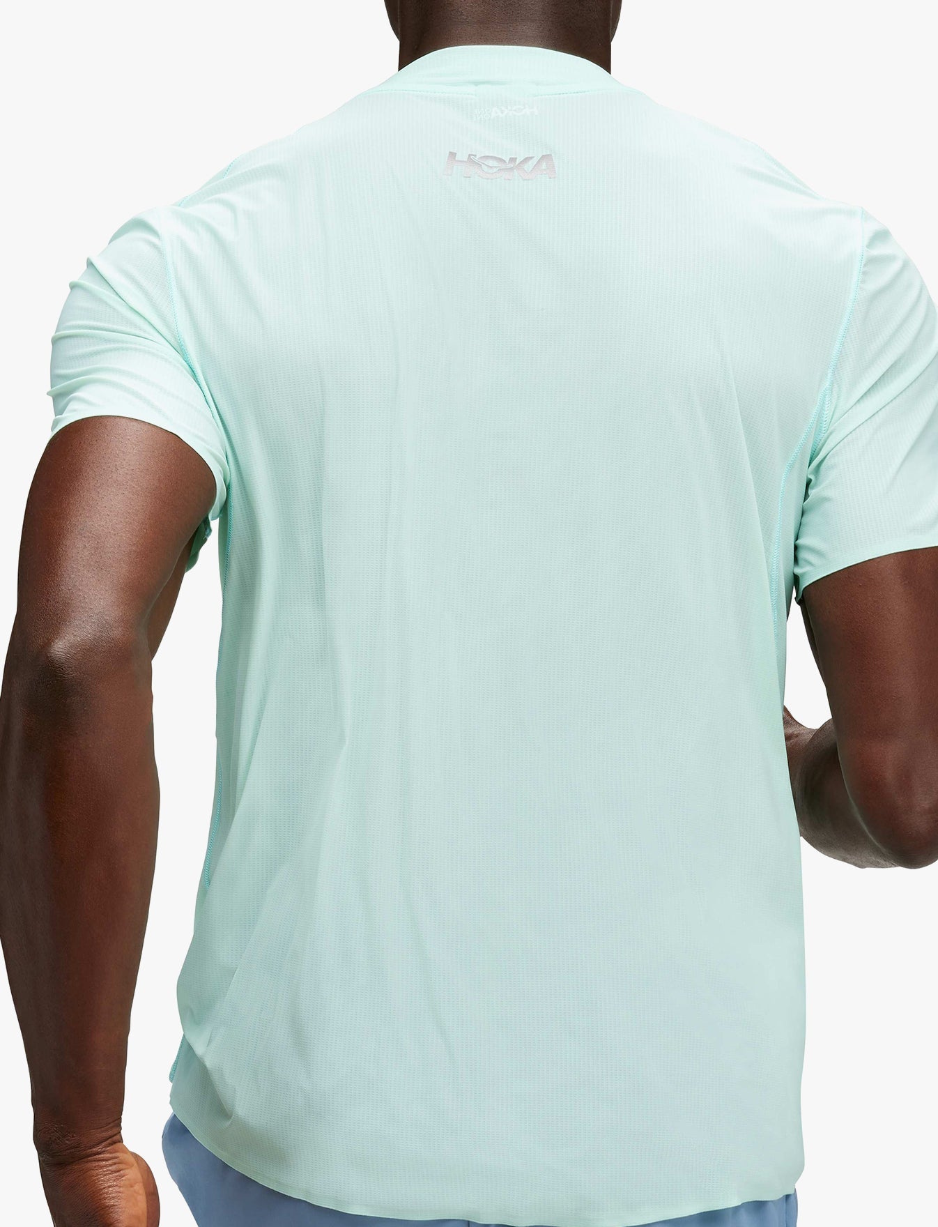 M AIROLITE RUN SHORT SLEEVE - חולצת ריצה לגברים טי אירולייט - שרוול קצר בצבע תכלת