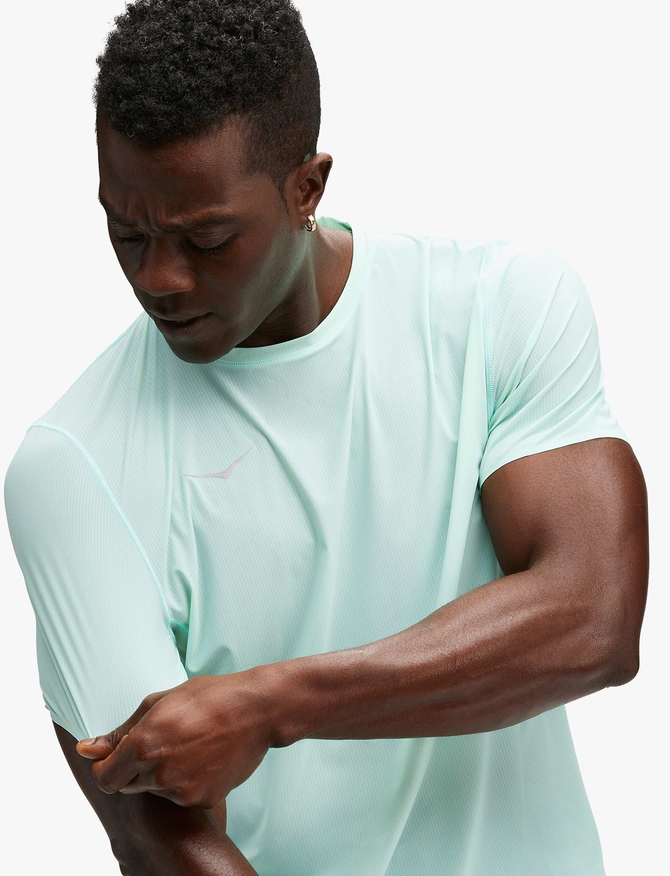 M AIROLITE RUN SHORT SLEEVE - חולצת ריצה לגברים טי אירולייט - שרוול קצר בצבע תכלת