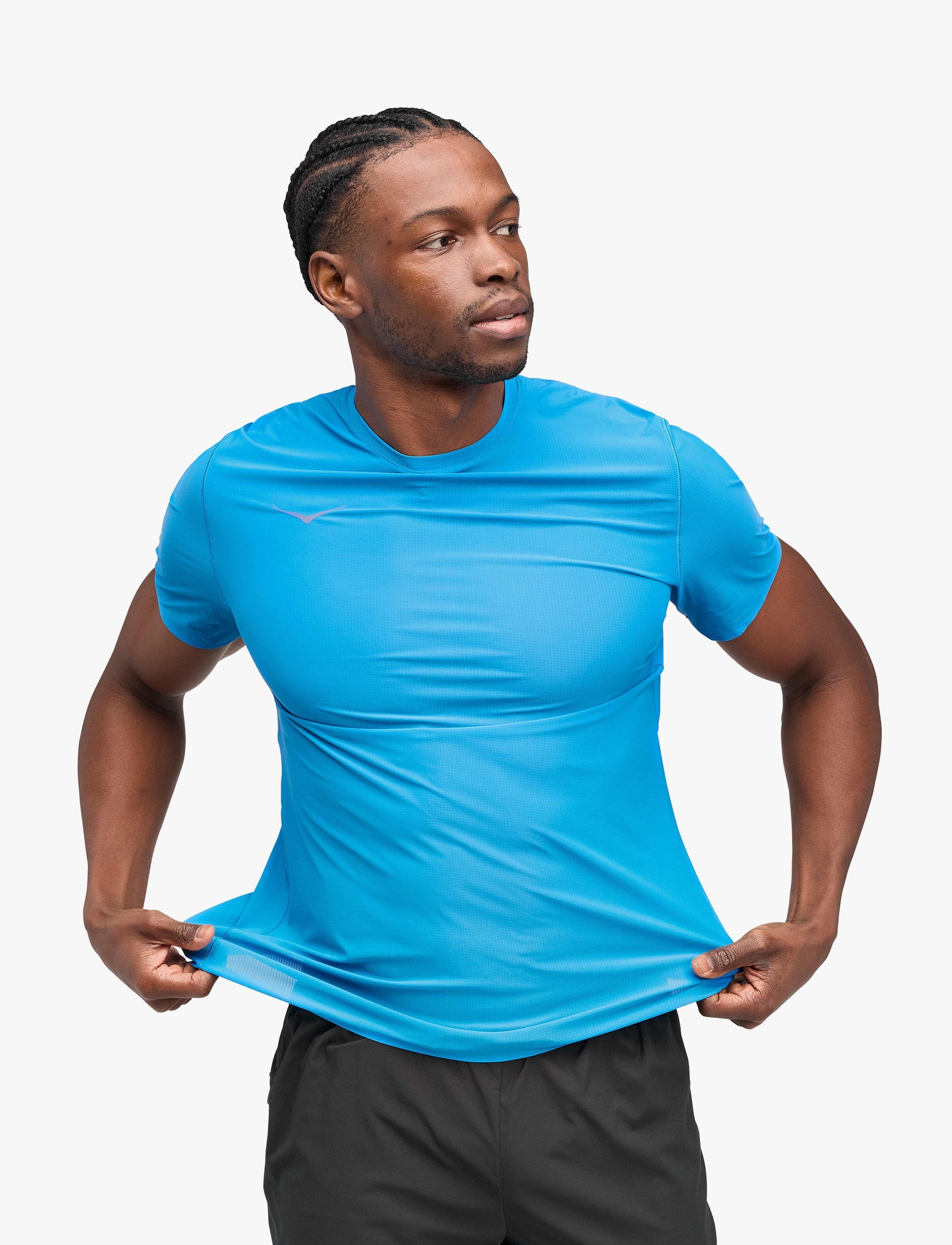 M AIROLITE RUN SHORT SLEEVE - חולצת ריצה לגברים טי אירולייט - שרוול קצר בצבע כחול