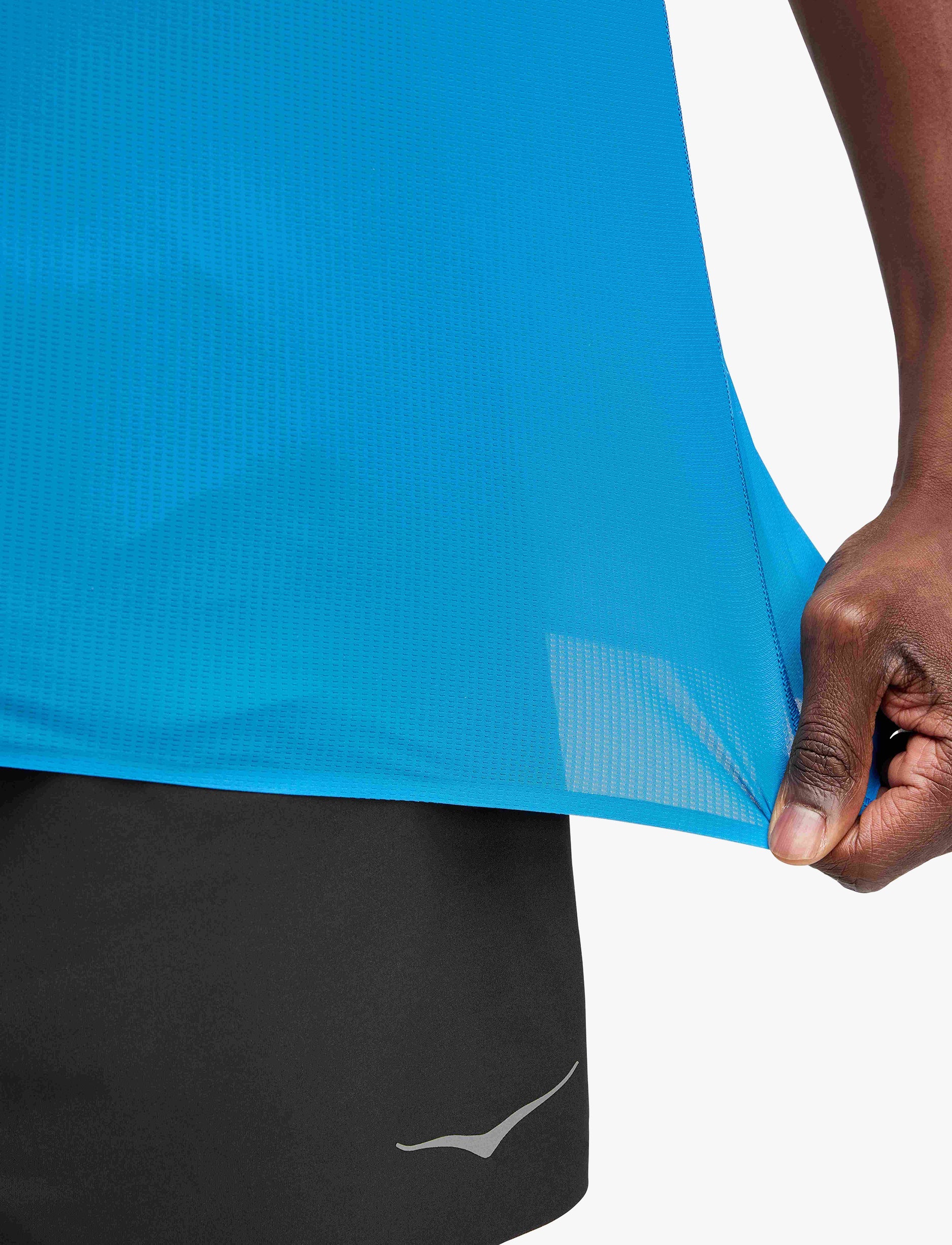 M AIROLITE RUN SHORT SLEEVE - חולצת ריצה לגברים טי אירולייט - שרוול קצר בצבע כחול