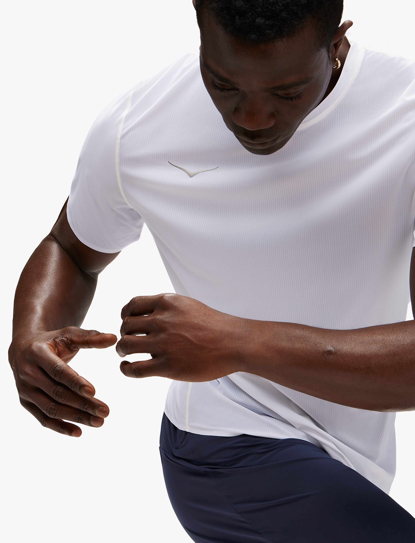 M AIROLITE RUN SHORT SLEEVE - חולצת ריצה לגברים טי אירולייט - שרוול קצר בצבע לבן