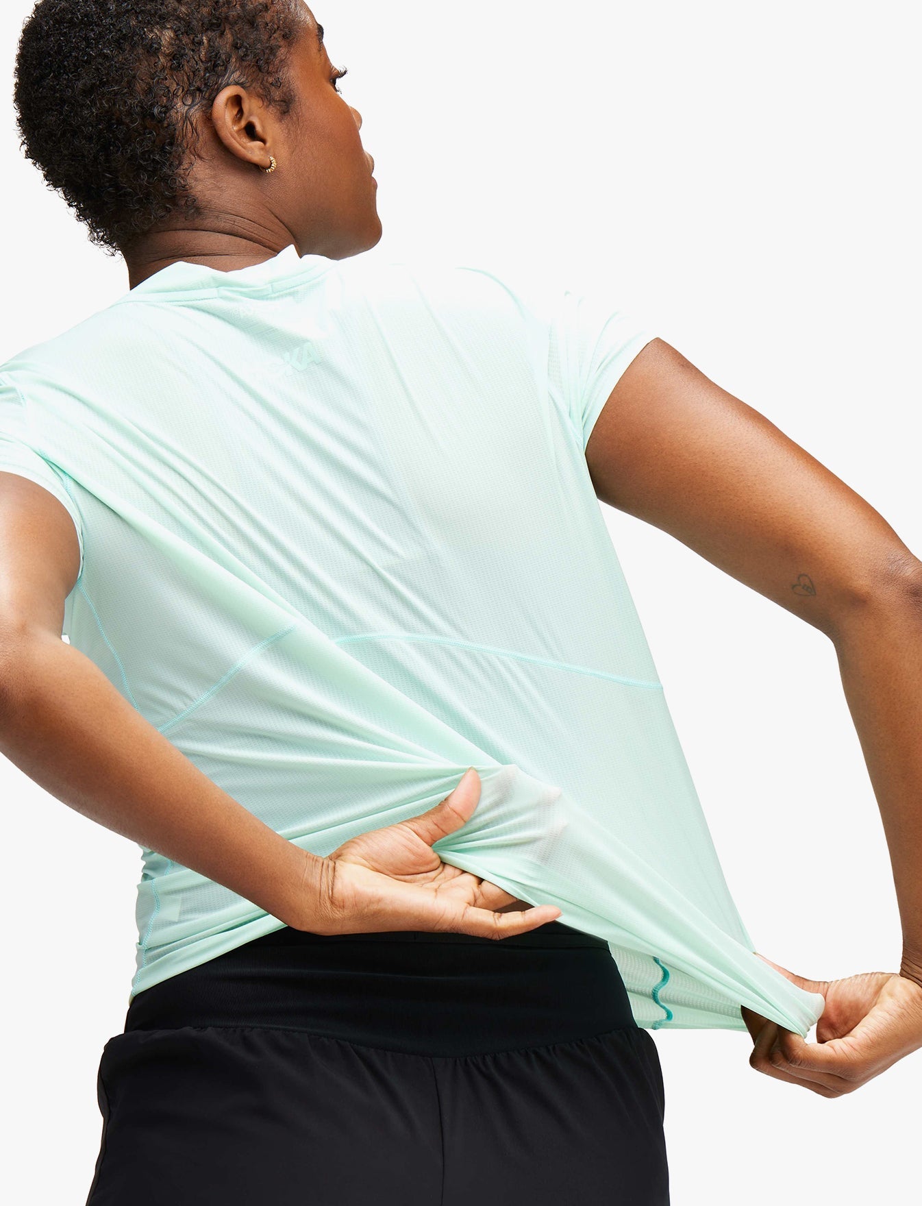 AIROLITE RUN SHORT SLEEVE - חולצת ריצה לנשים טי אירולייט - שרוול קצר בצבע תכלת