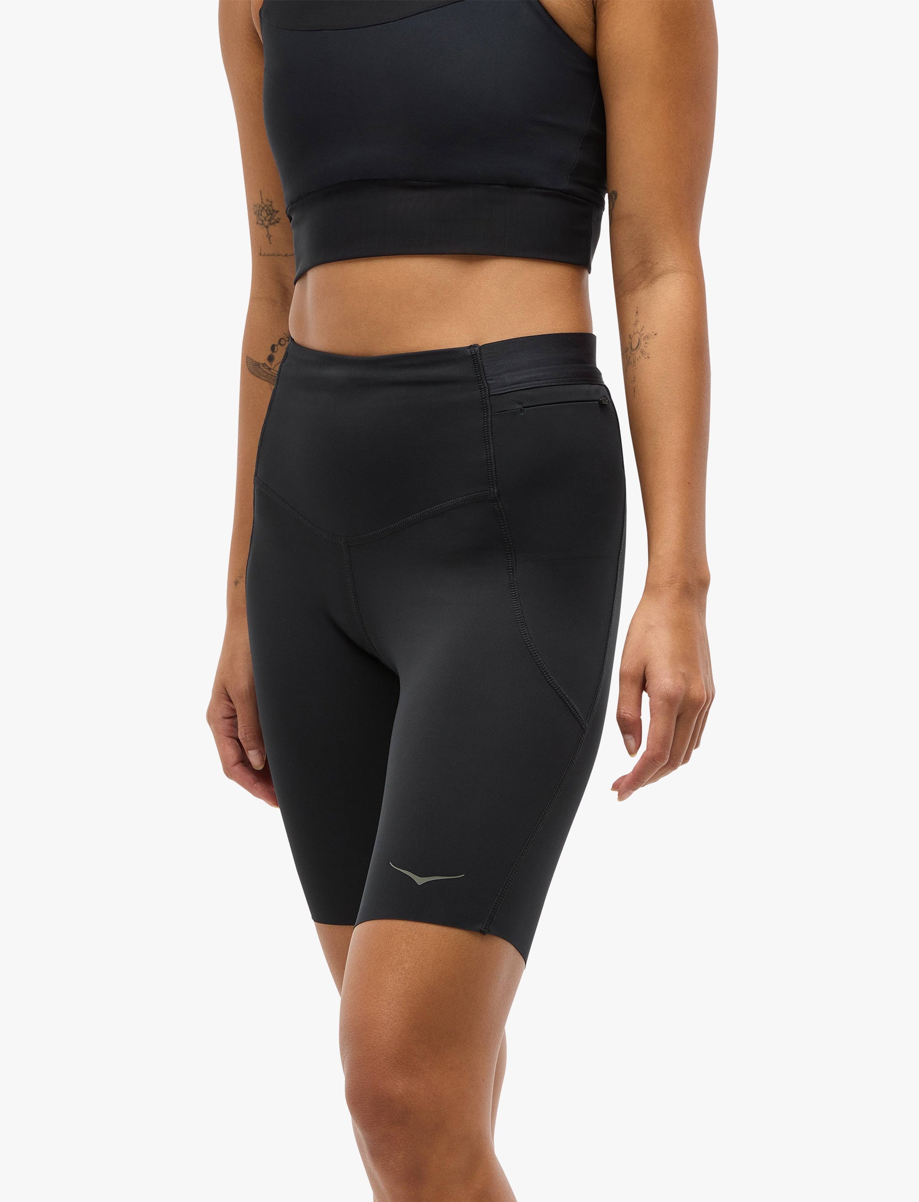 HOKA Knit Short Novafly 9 - מכנסי ריצה הוקה לנשים בצבע שחור