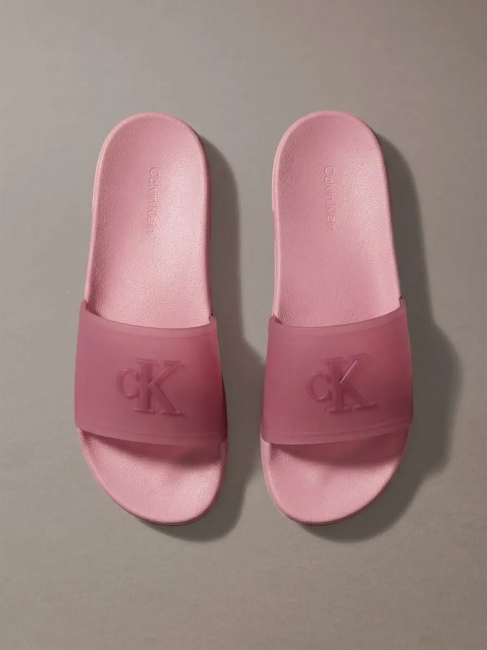 כפכפי קלווין קליין Nemo - Contoured Signature Logo Sliders נשים