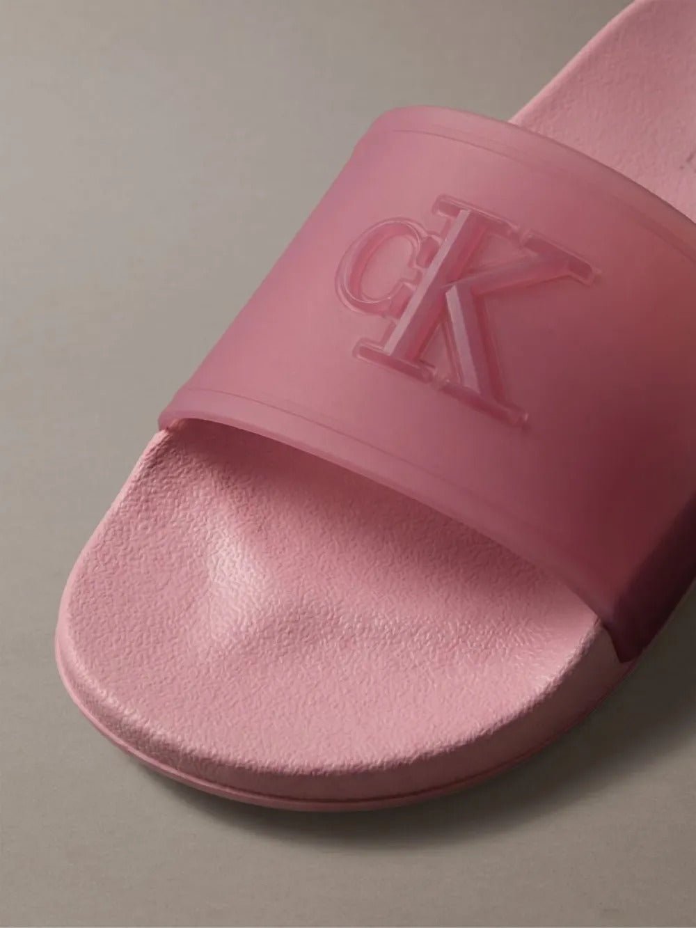 כפכפי קלווין קליין Nemo - Contoured Signature Logo Sliders נשים