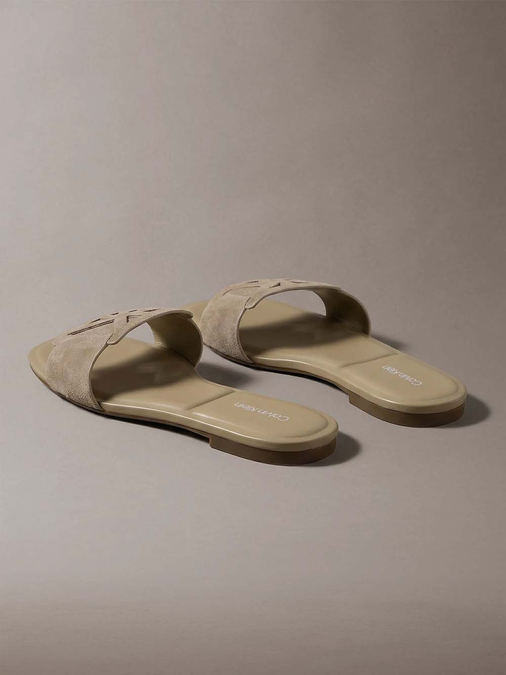 כפכפי קלווין קליין Square Flat Sndl Embl Suede נשים
