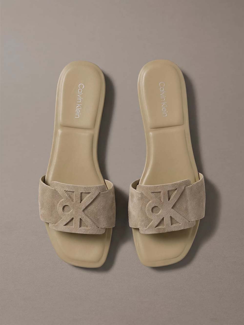 כפכפי קלווין קליין Square Flat Sndl Embl Suede נשים