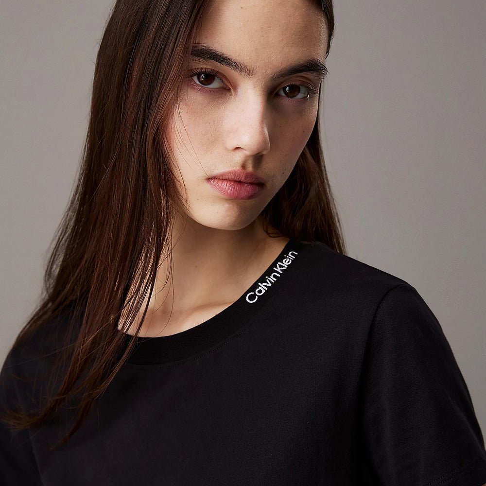 חולצת טישירט קצרה קלווין קליין Slim Logo Collar נשים