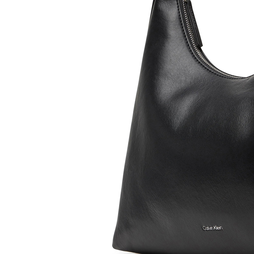 תיק קלווין קליין Hardware Strap Hobo Shoulder נשים