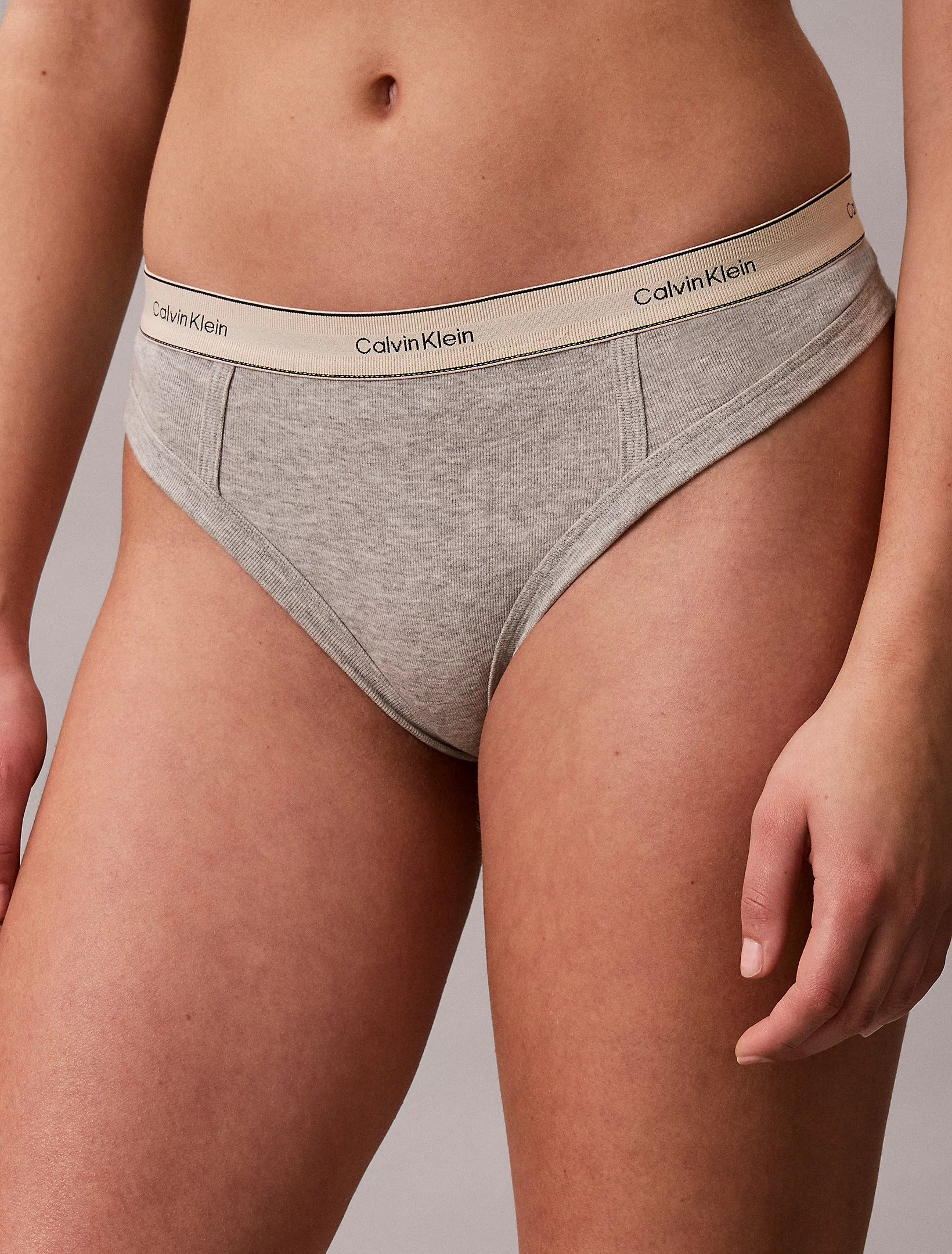 תחתוני קלווין קליין Thong - Heritage Classic Cotton Stretch נשים