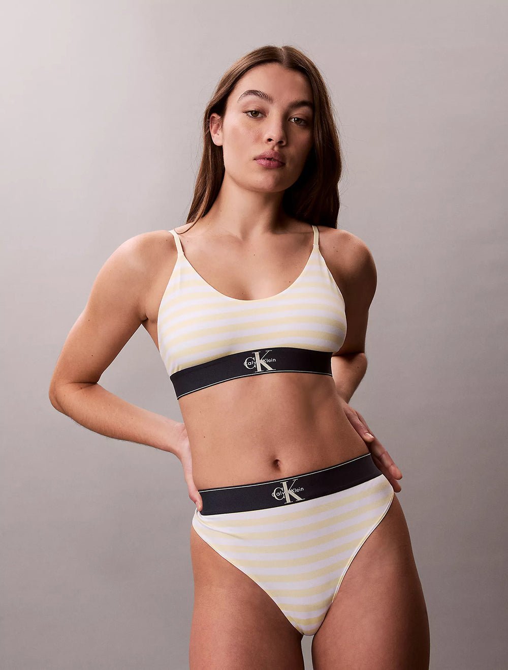 תחתוני קלווין קליין Stretch Thong - Graphic Monogram Microfibre נשים