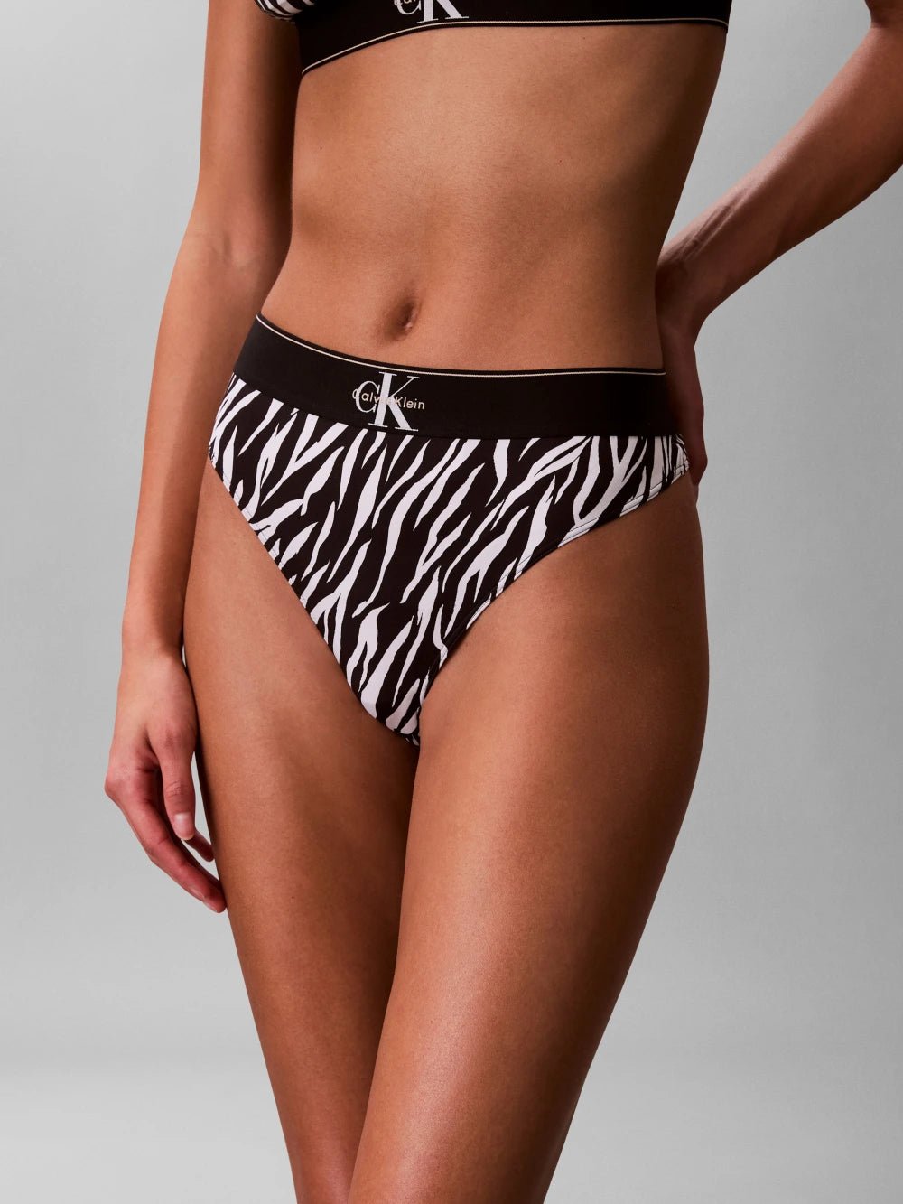 תחתוני קלווין קליין Stretch Thong - Graphic Monogram Microfibre נשים