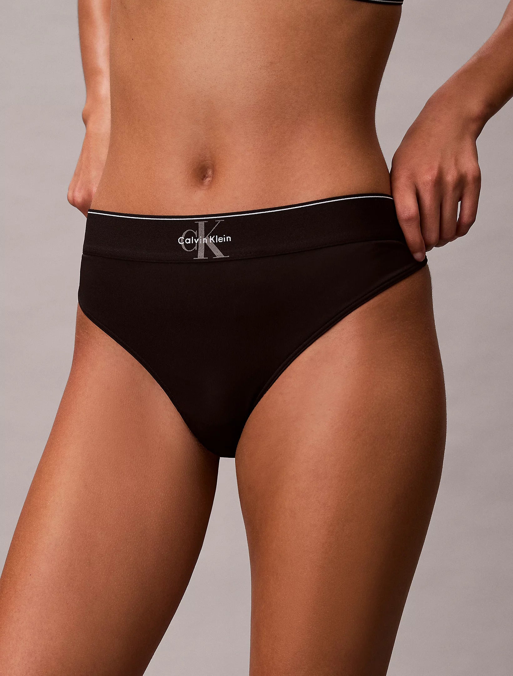 תחתוני קלווין קליין Stretch Thong - Graphic Monogram Microfibre נשים