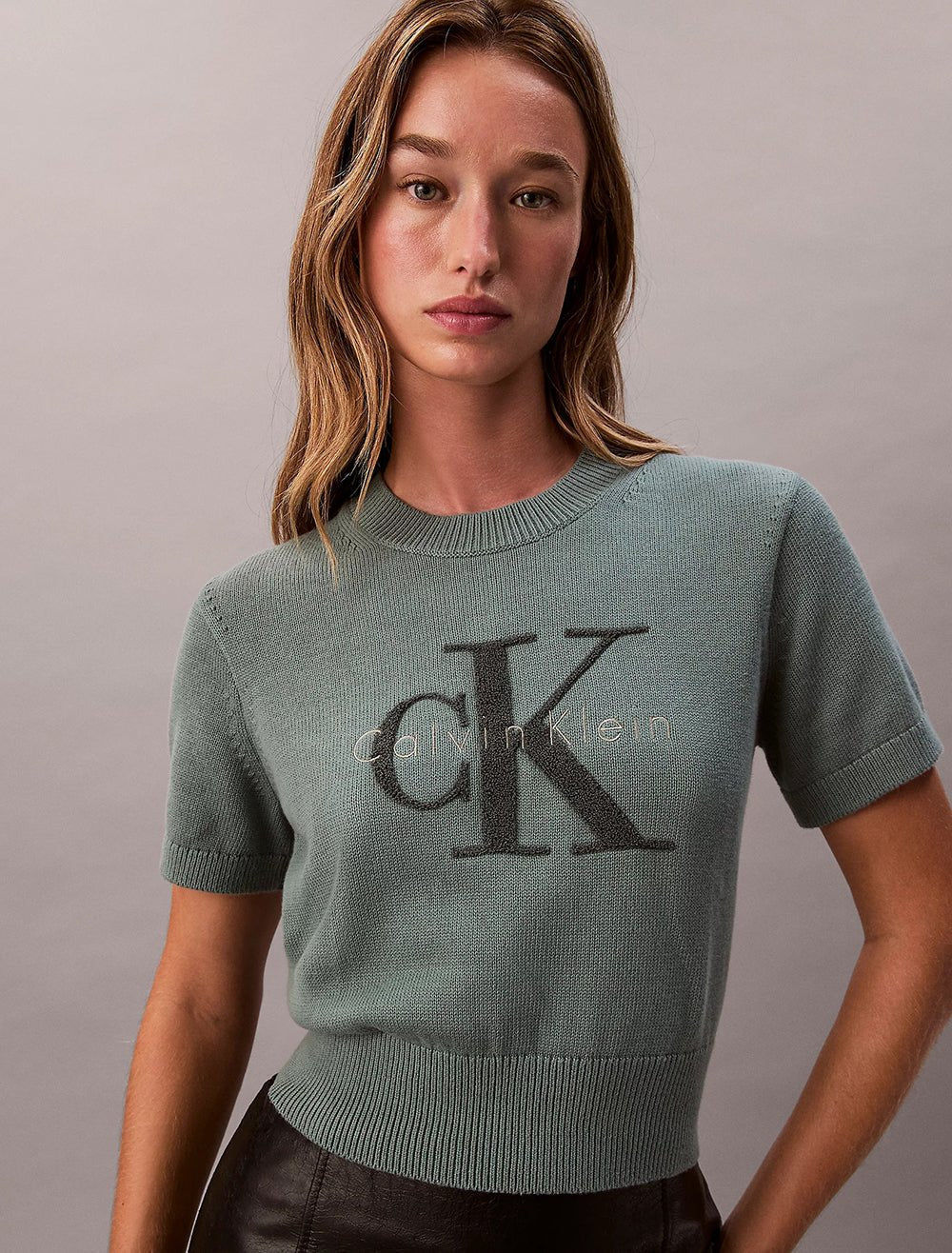 חולצה קצרה קלווין קליין Monologo Cropped Jumper נשים